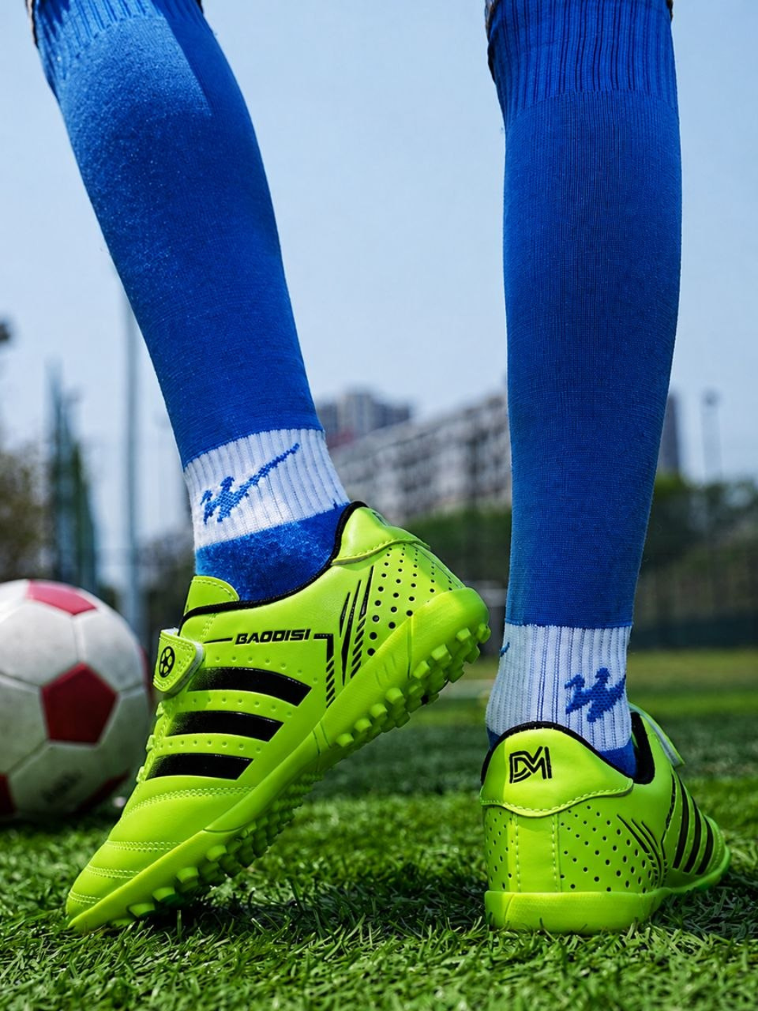 Futbol butslari, TF qirq oyoqli, futbol uchun, sun’iy maysazor uchun