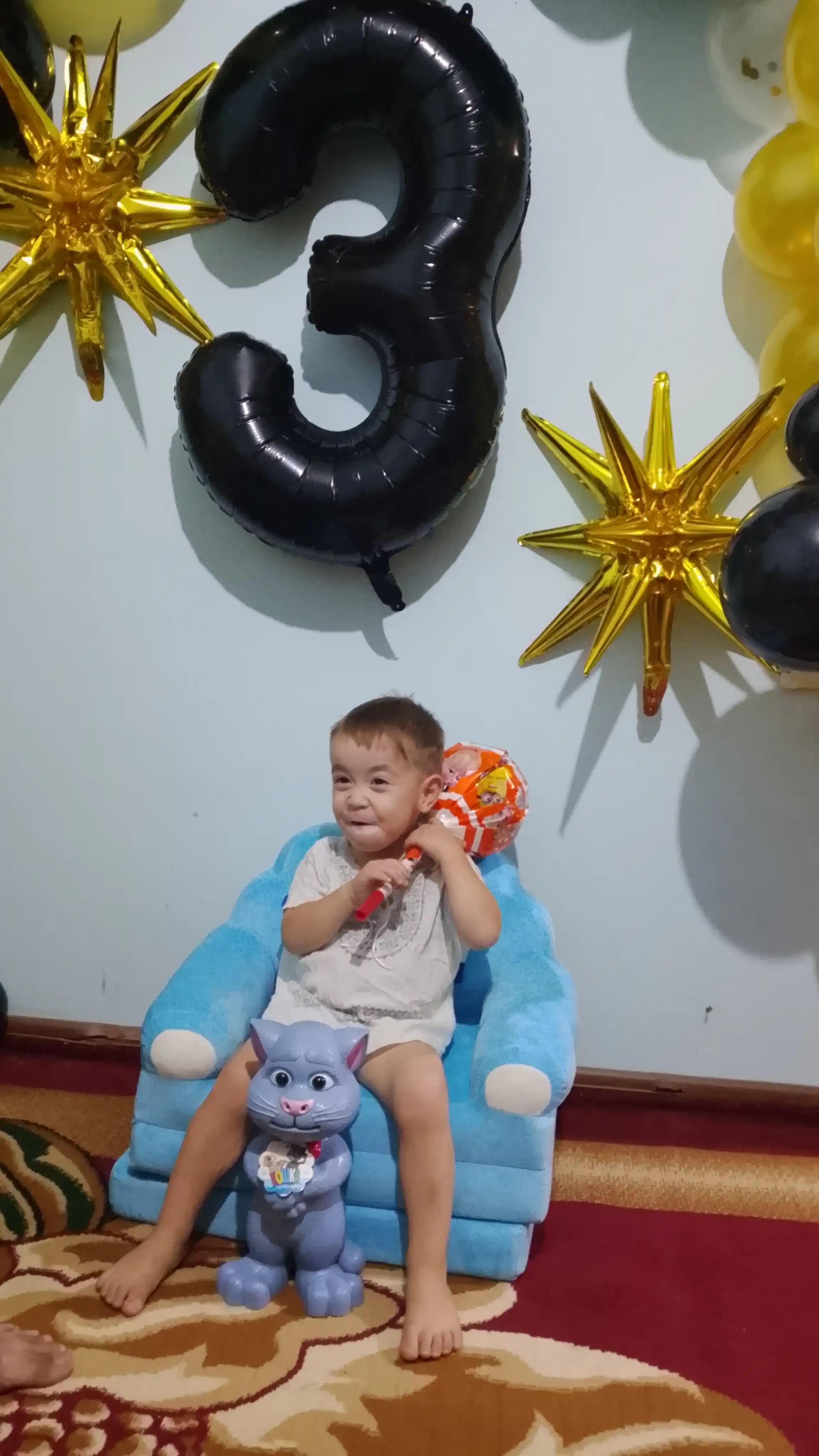 Katta raqam shar, toj bilan, raqamlar 1, 2, 3, 4, 5, 6, 7, 8, 9, 0 tug‘ilgan kunga sharlar