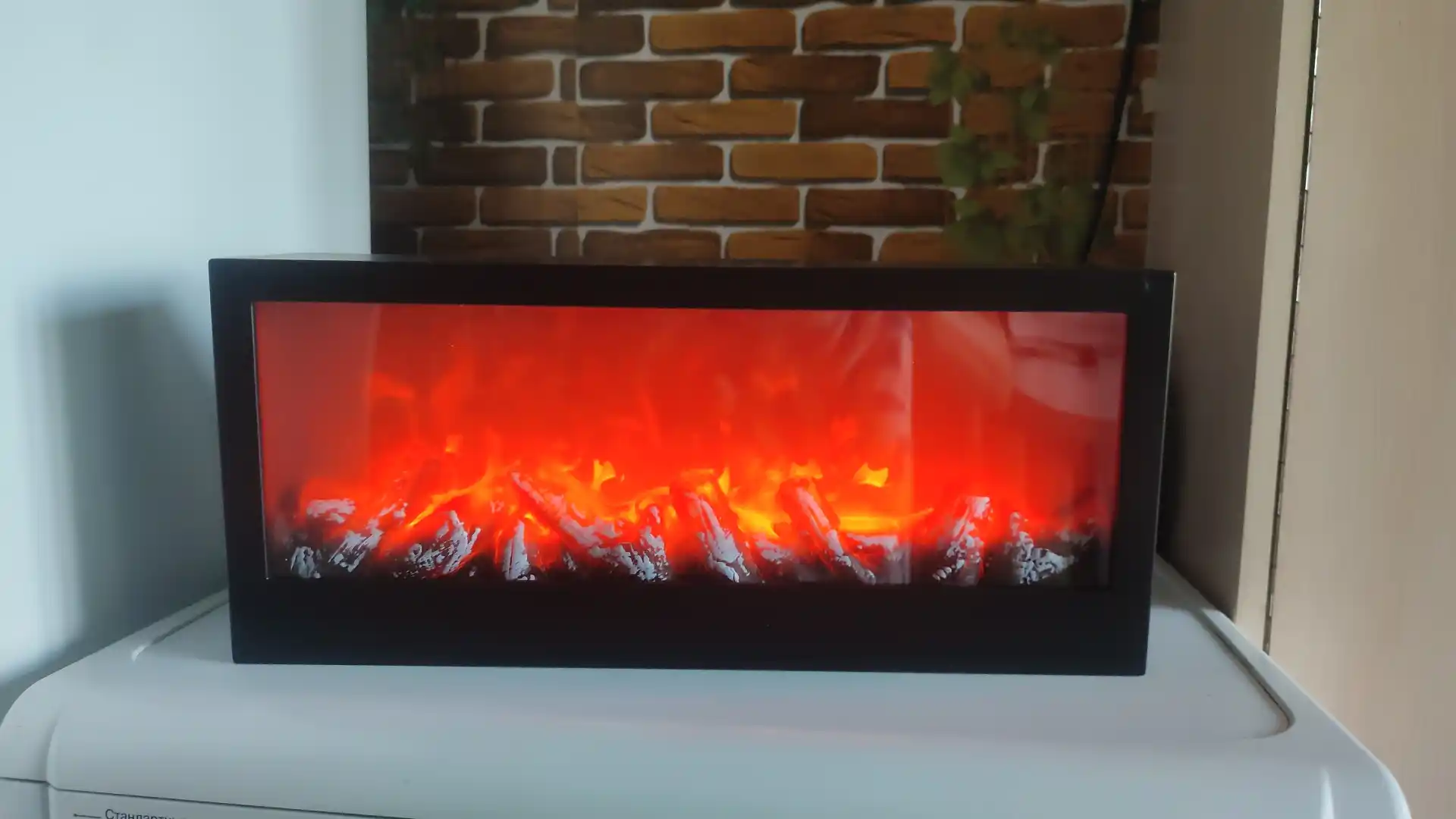 Dekorativ kamin qulay muhit yaratadi, real olov effektiga ega, USB orqali quvvatlanadi