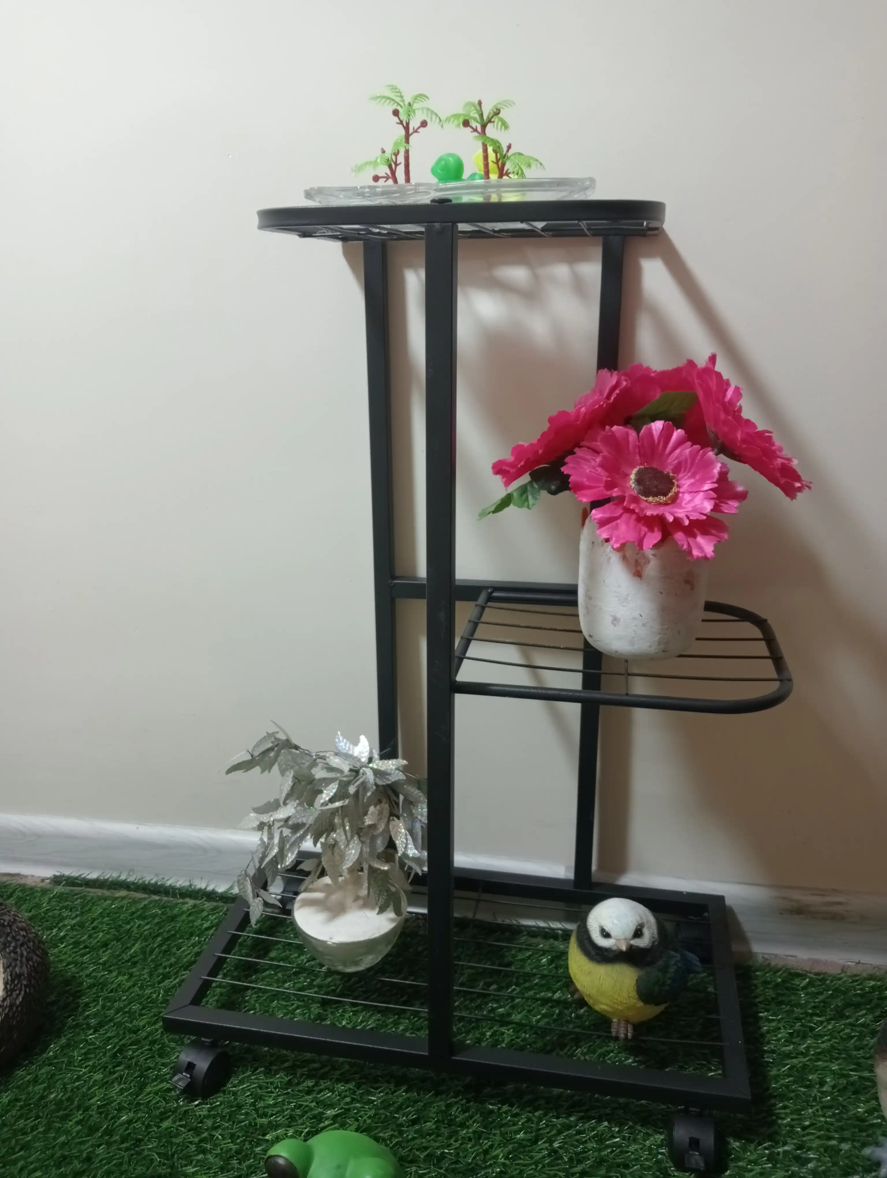 Temirdan yasalgan gul qadagi bog' balkon xona uchun