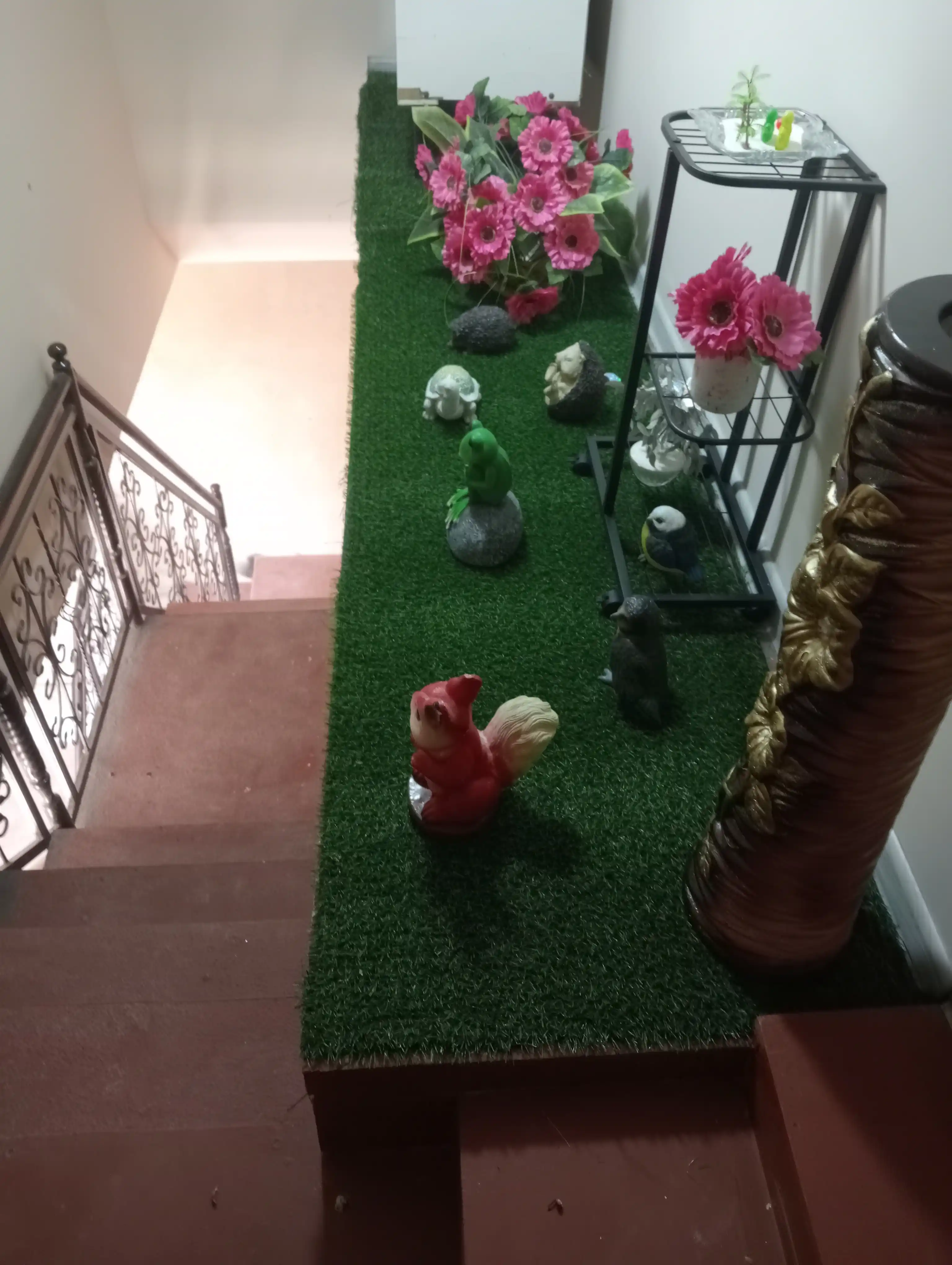 Temirdan yasalgan gul qadagi bog' balkon xona uchun