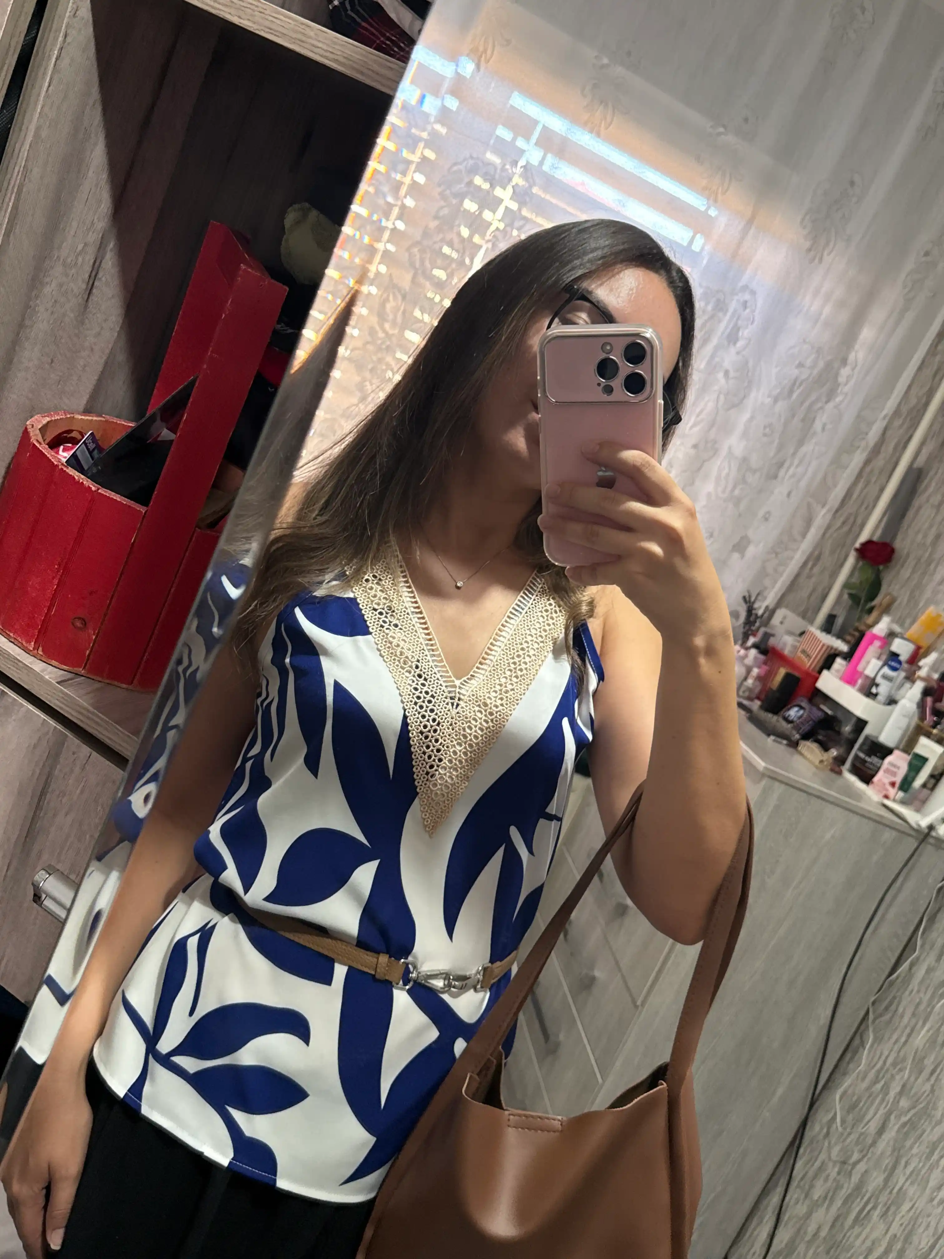 Ayollar uchun yozgi yengsiz top, peysli naqsh va dantelli mayka