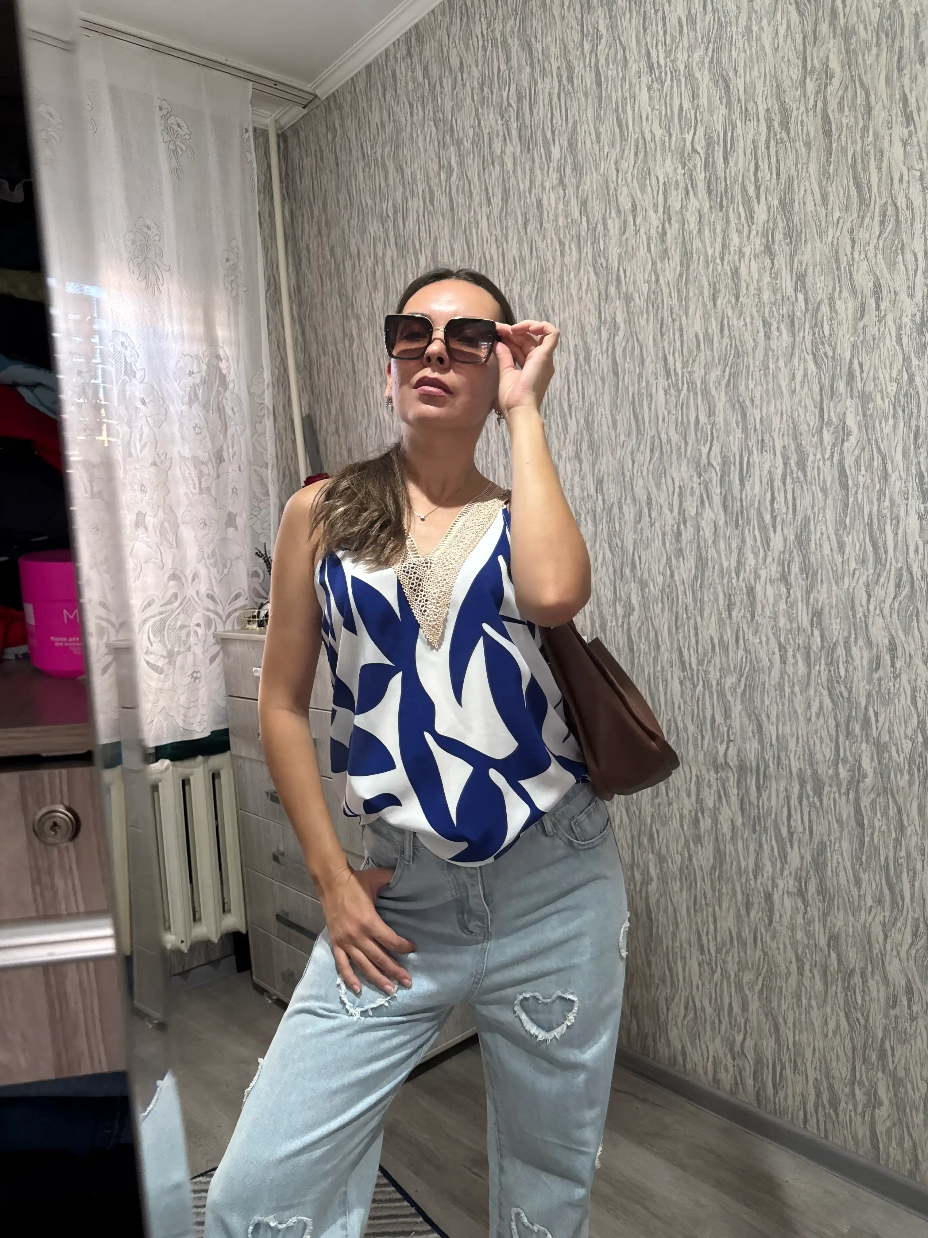 Ayollar uchun yozgi yengsiz top, peysli naqsh va dantelli mayka