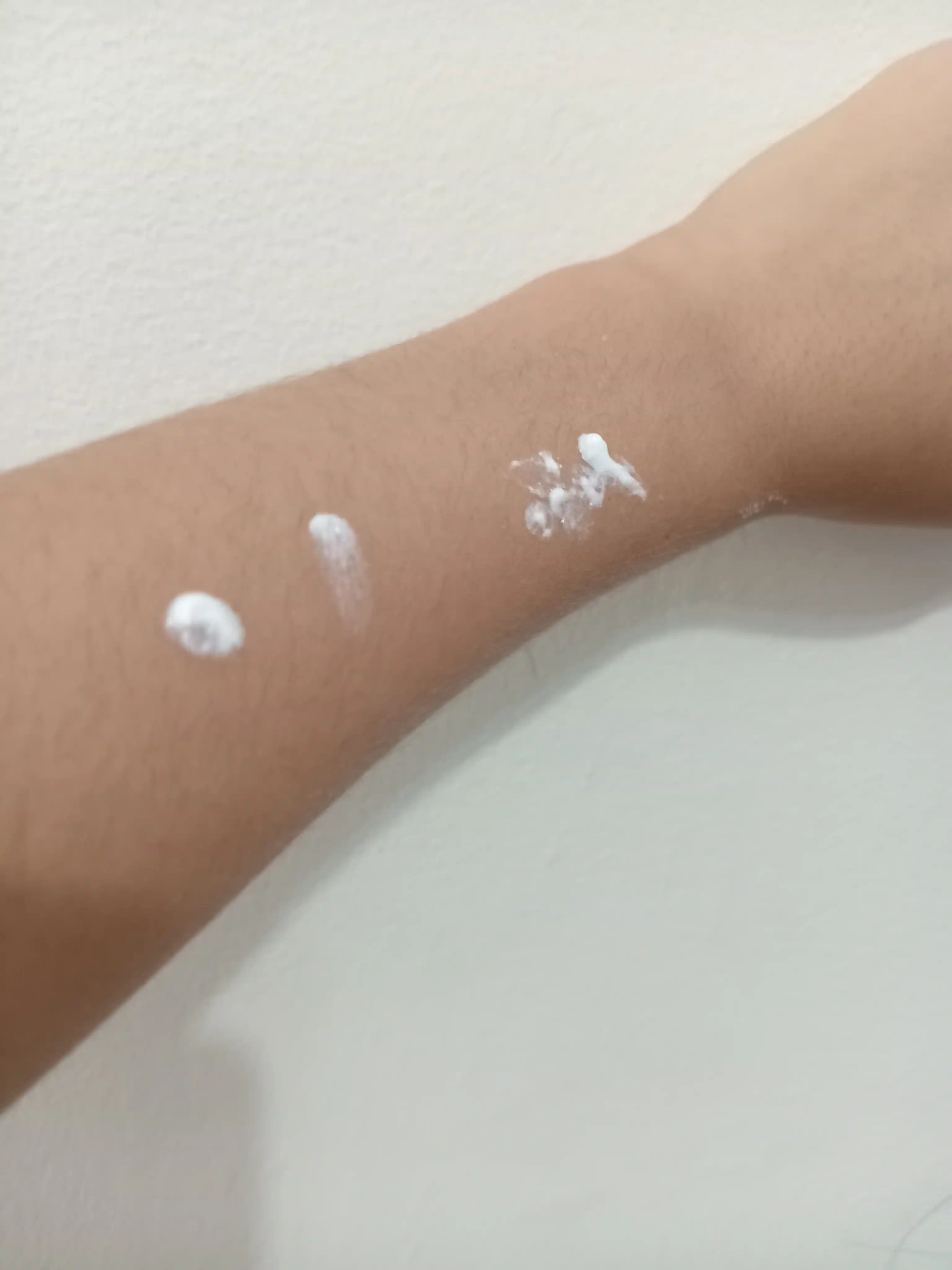 Yuz uchun SPF 50 namlantiruvchi quyoshdan himoyalovchi krem