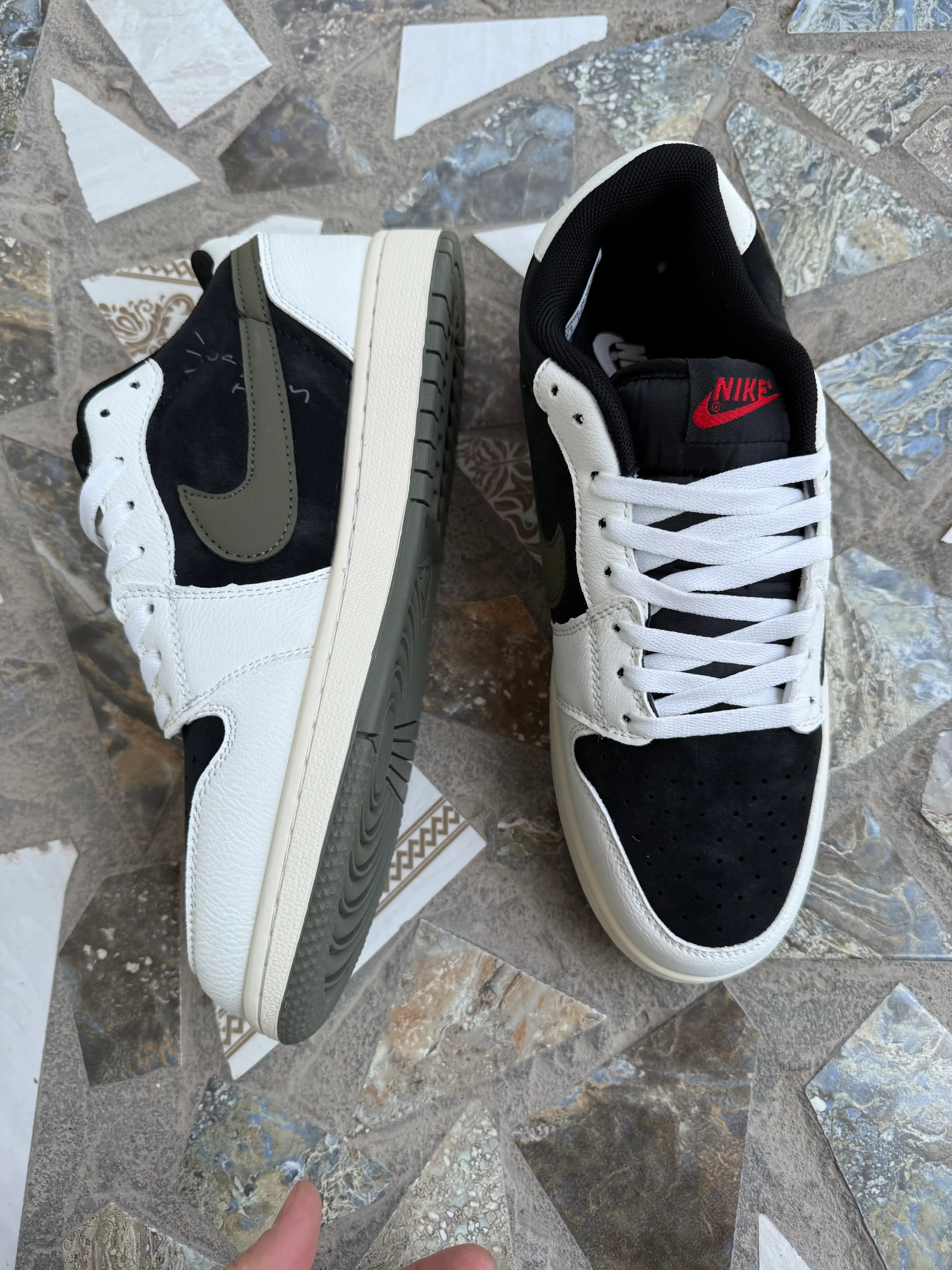 Erkaklar va ayollar uchun Nike Jordan ( 1 o'lcham katta olish tavsiya qilinadi)