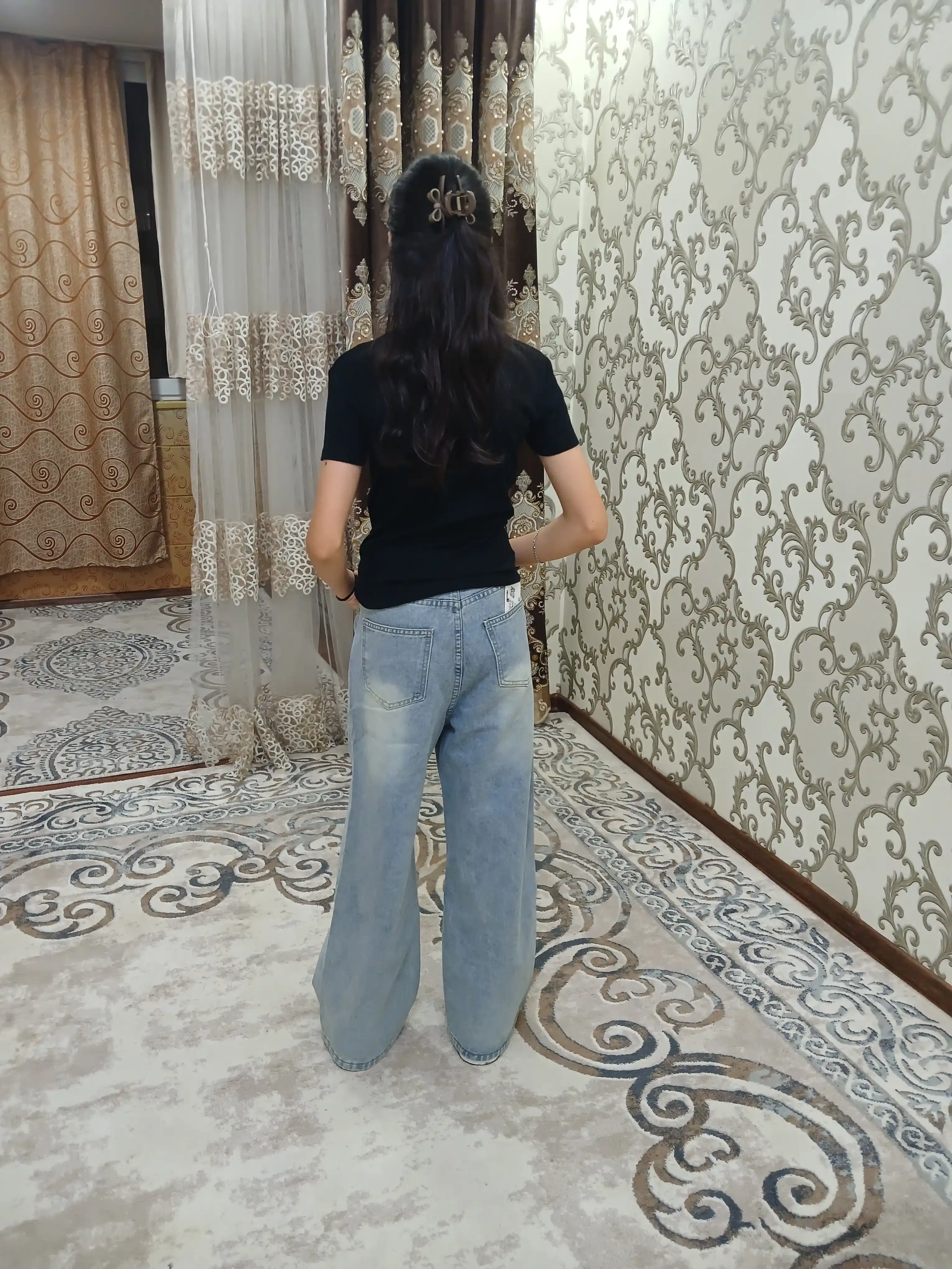 Широкие и расклешенные джинсы для девочек и женщин