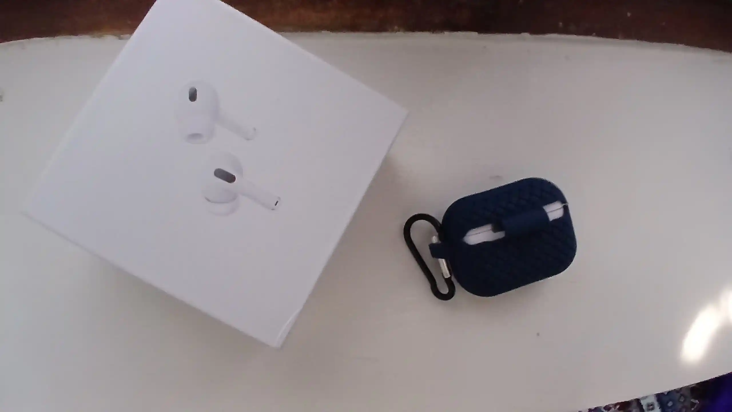 AirPods Pro/Pro 2 quloqchinlari uchun himoya chexoli, to'qilgan tekstura, karabinli