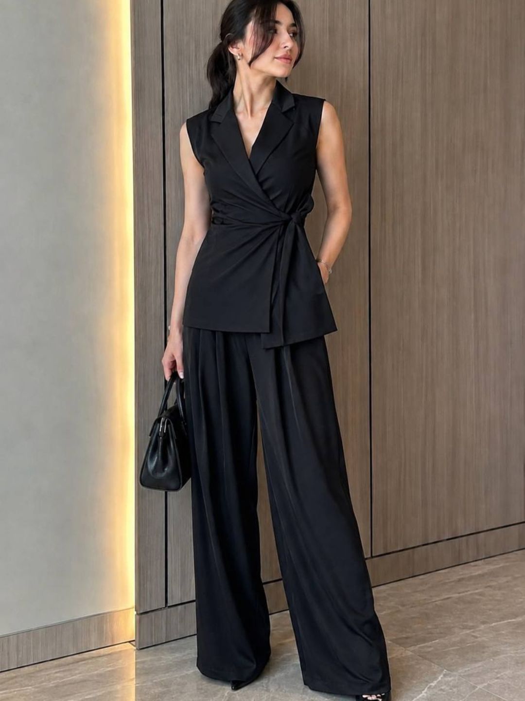 Ayollar uchun elegant qora yengsiz kostyum to‘plami (jilet + keng shim)