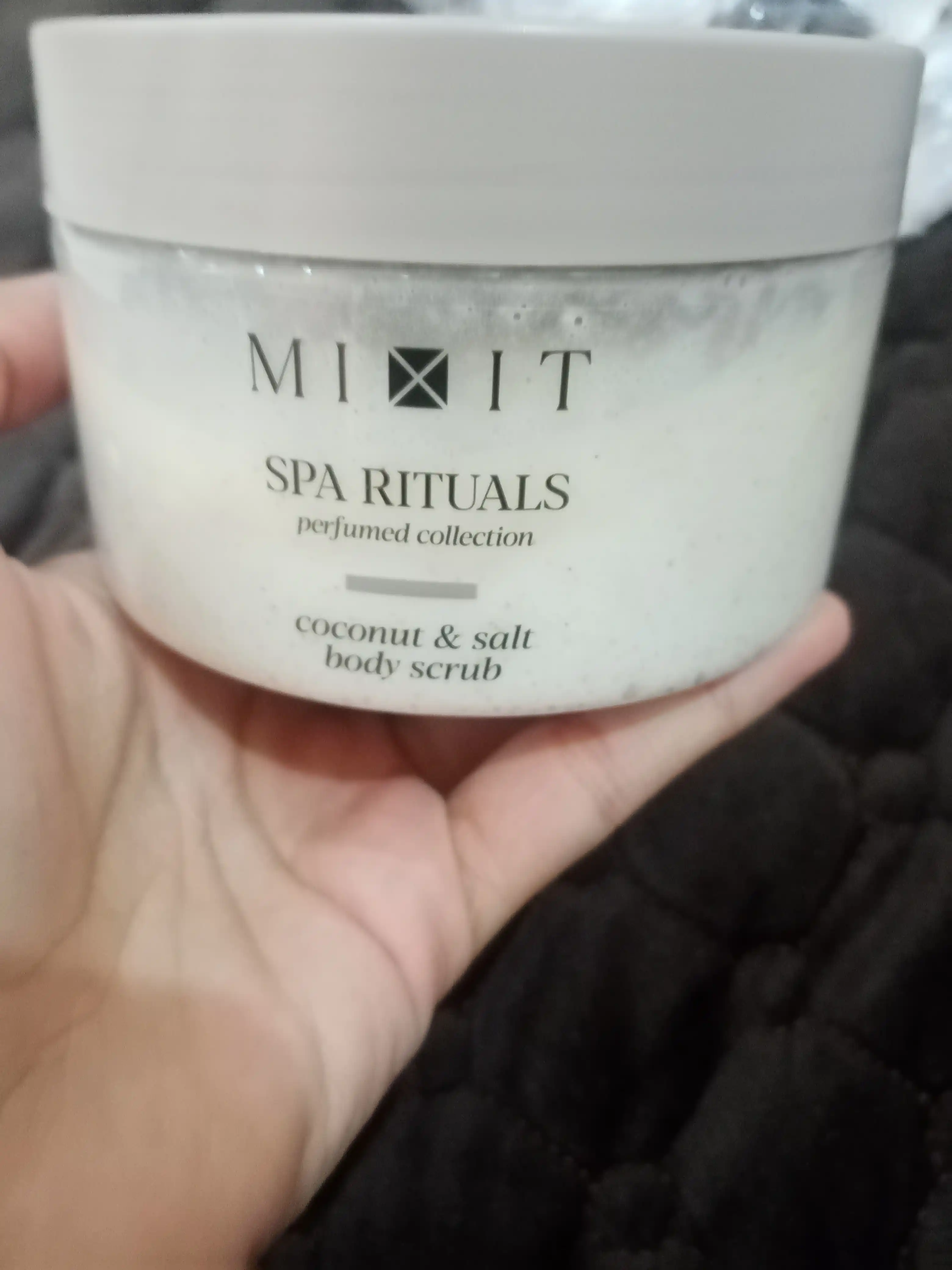 Kokos va dengiz tuzi bilan tana skrabi MIXIT Spa Rituals Coconut & Salt, 300 g