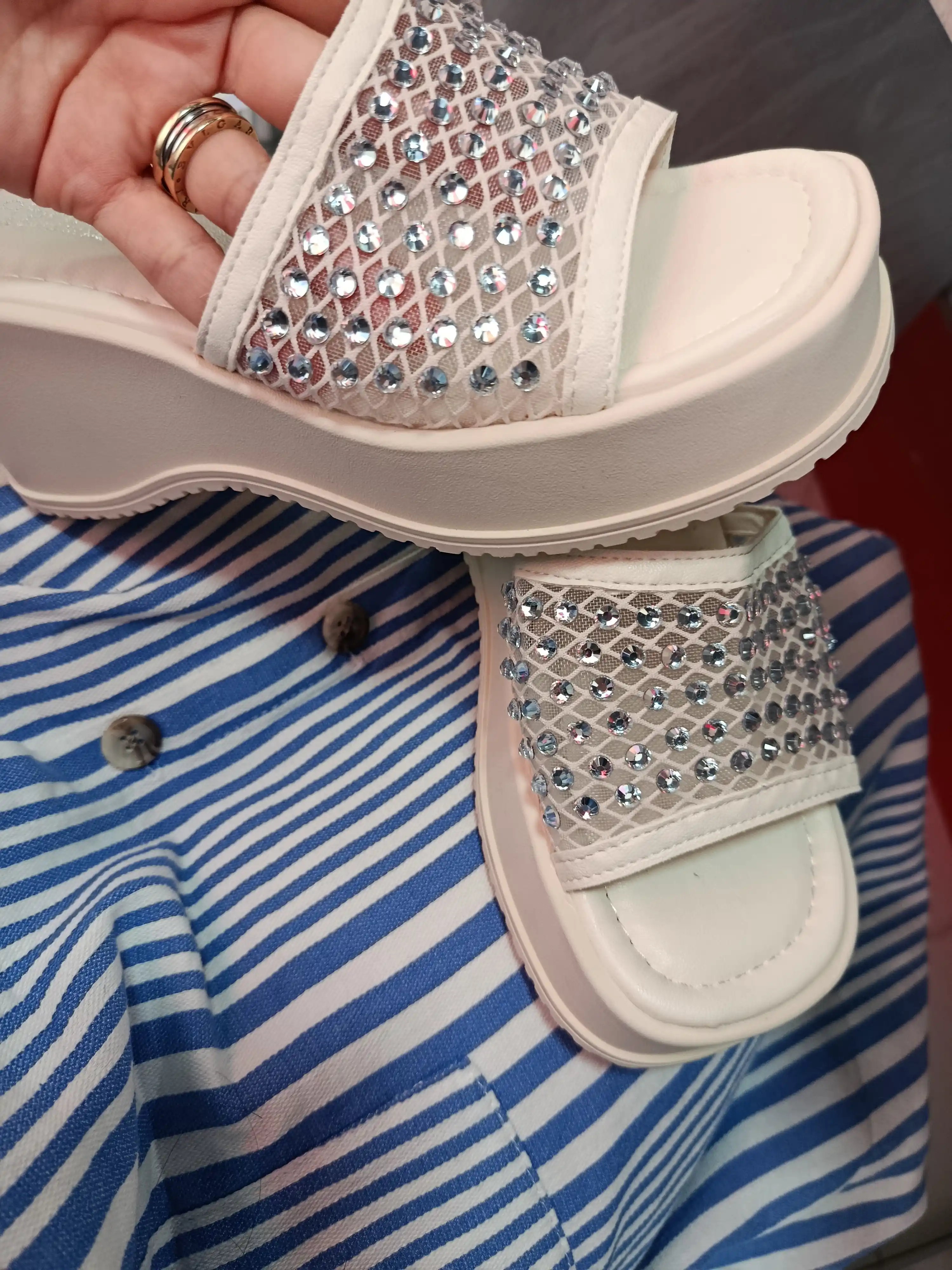 Ayollar uchun platformali yozgi shippak, strazli va qulay model