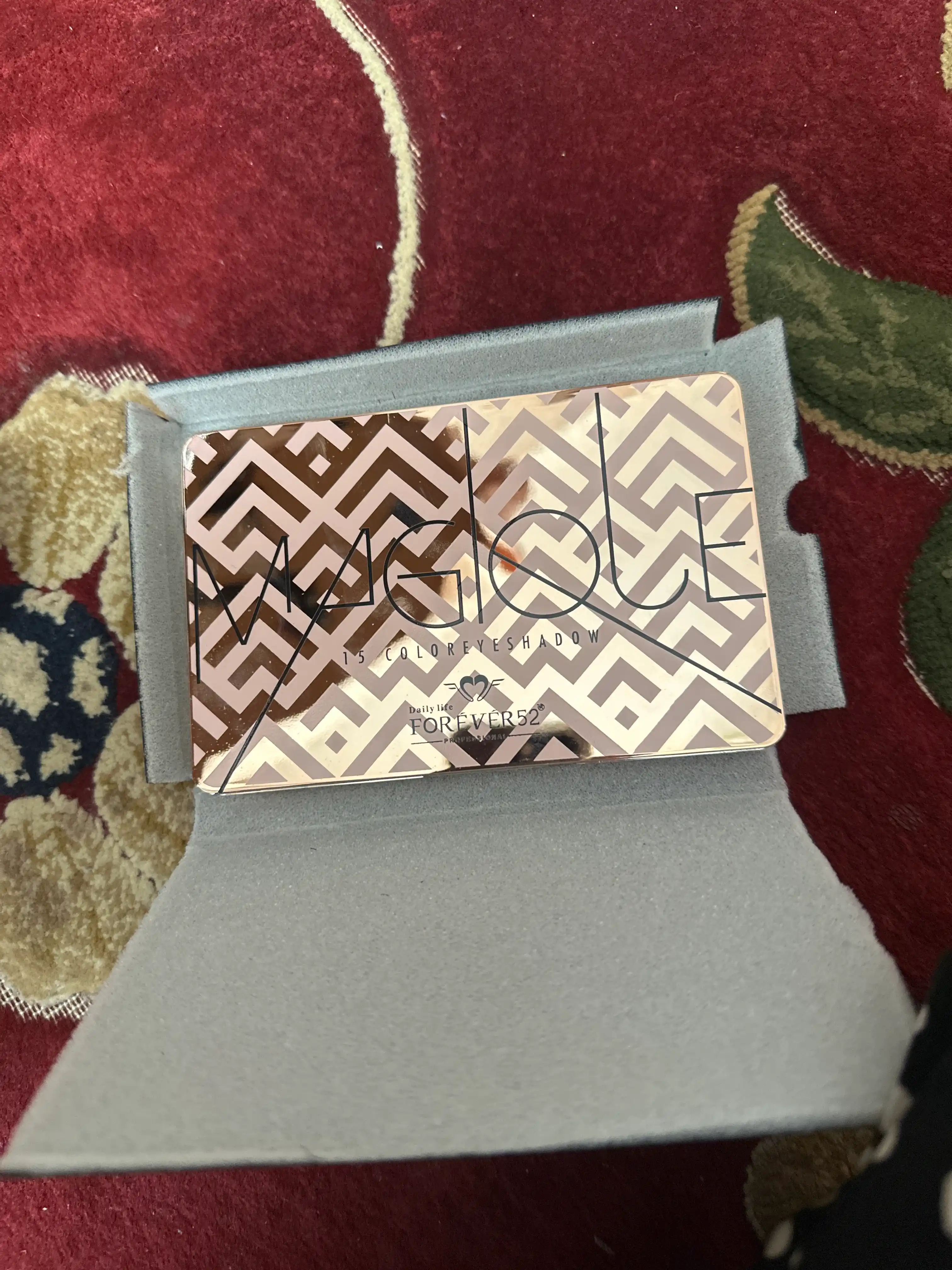 Forever 52 Maglque 15 color eyeshadow, 15 ta rangdan iborat tenlar palitrasi, 15 gr