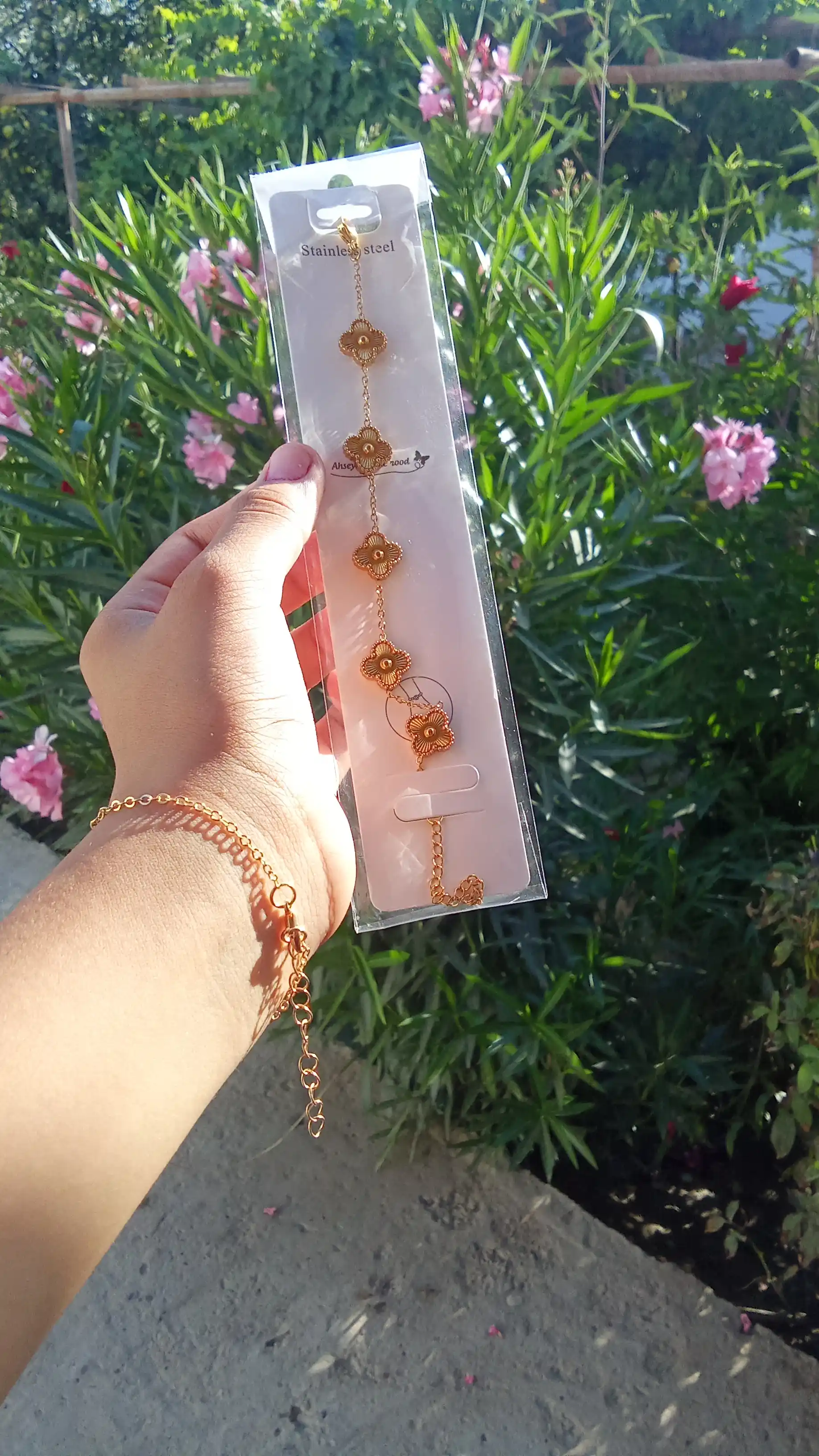 Ayollar va qizlar uchun bilaguzuklar Van Cleef, rangini o'zgartirmaydi va qoraymaydi