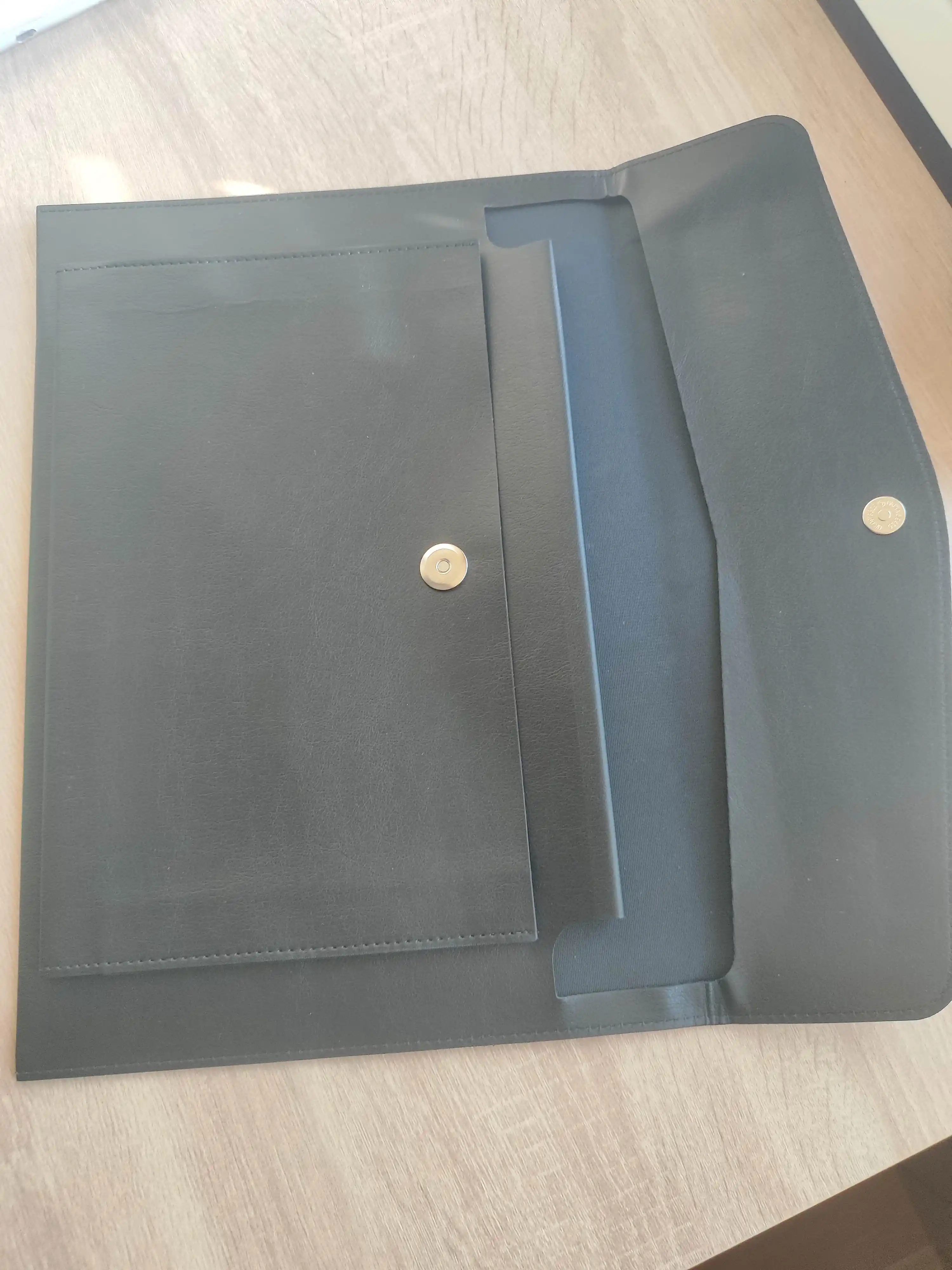 A4 formatdagi hujjatlar uchun papka, g‘ilof, qog‘ozlar va iPad (Air / Pro 11) uchun kanselyariya papkasi