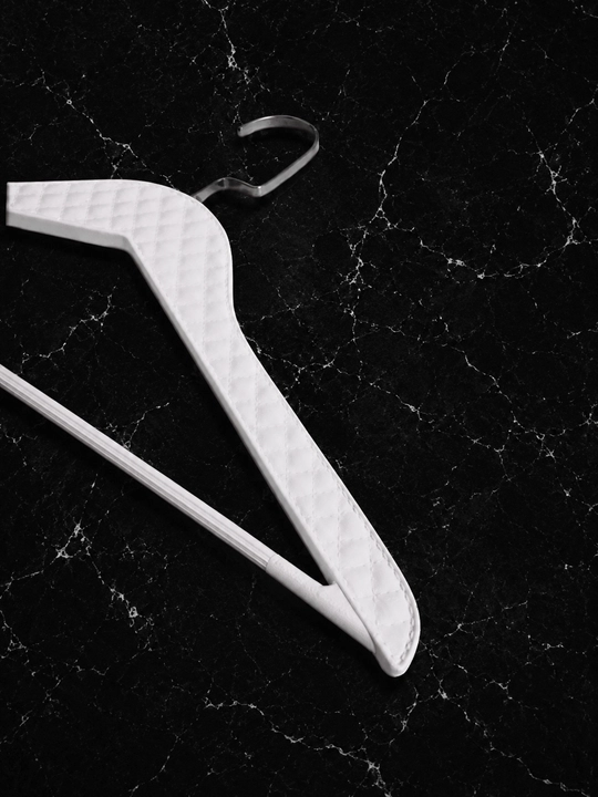Ustki kiyimlar va shimlar uchun turli rangdagi plastmassa va metall ilgichlar