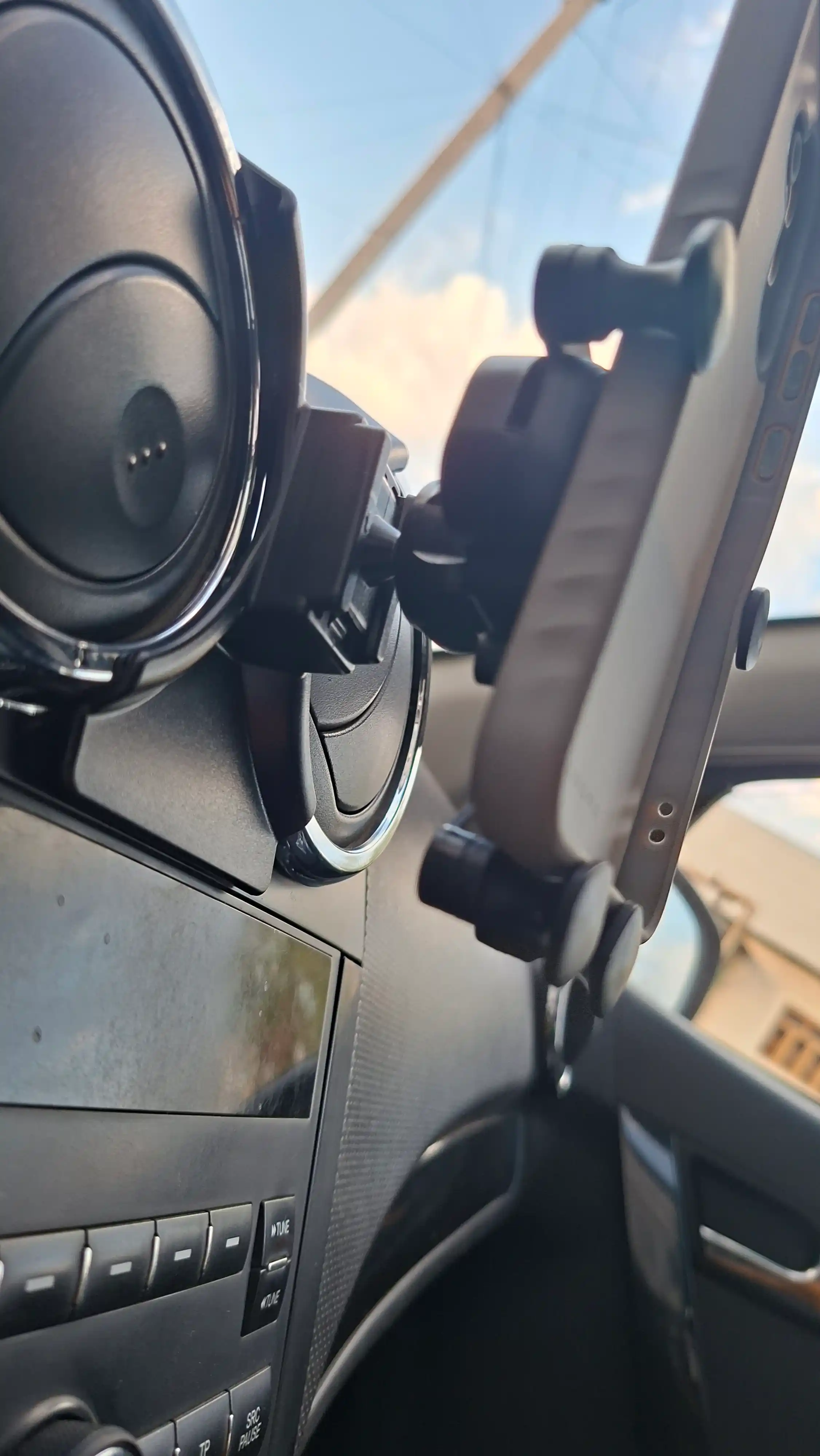 Chevrolet Nexia 3 uchun avtomobil telefon ushlagichi — gravitatsion kronshtyen