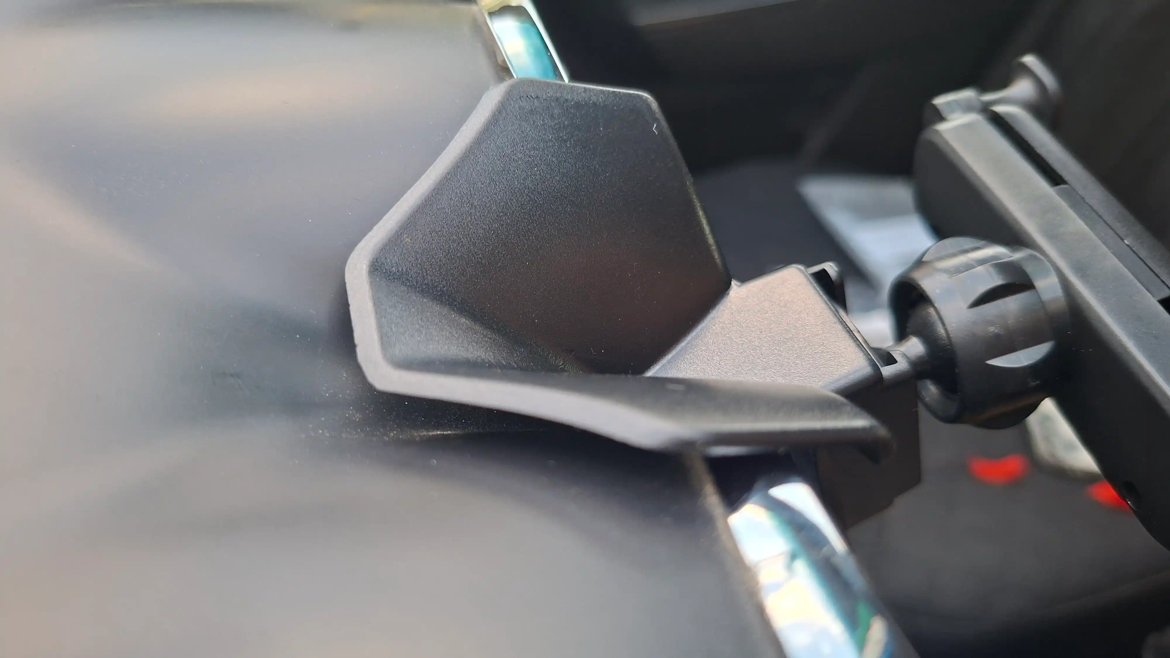 Chevrolet Nexia 3 uchun avtomobil telefon ushlagichi — gravitatsion kronshtyen