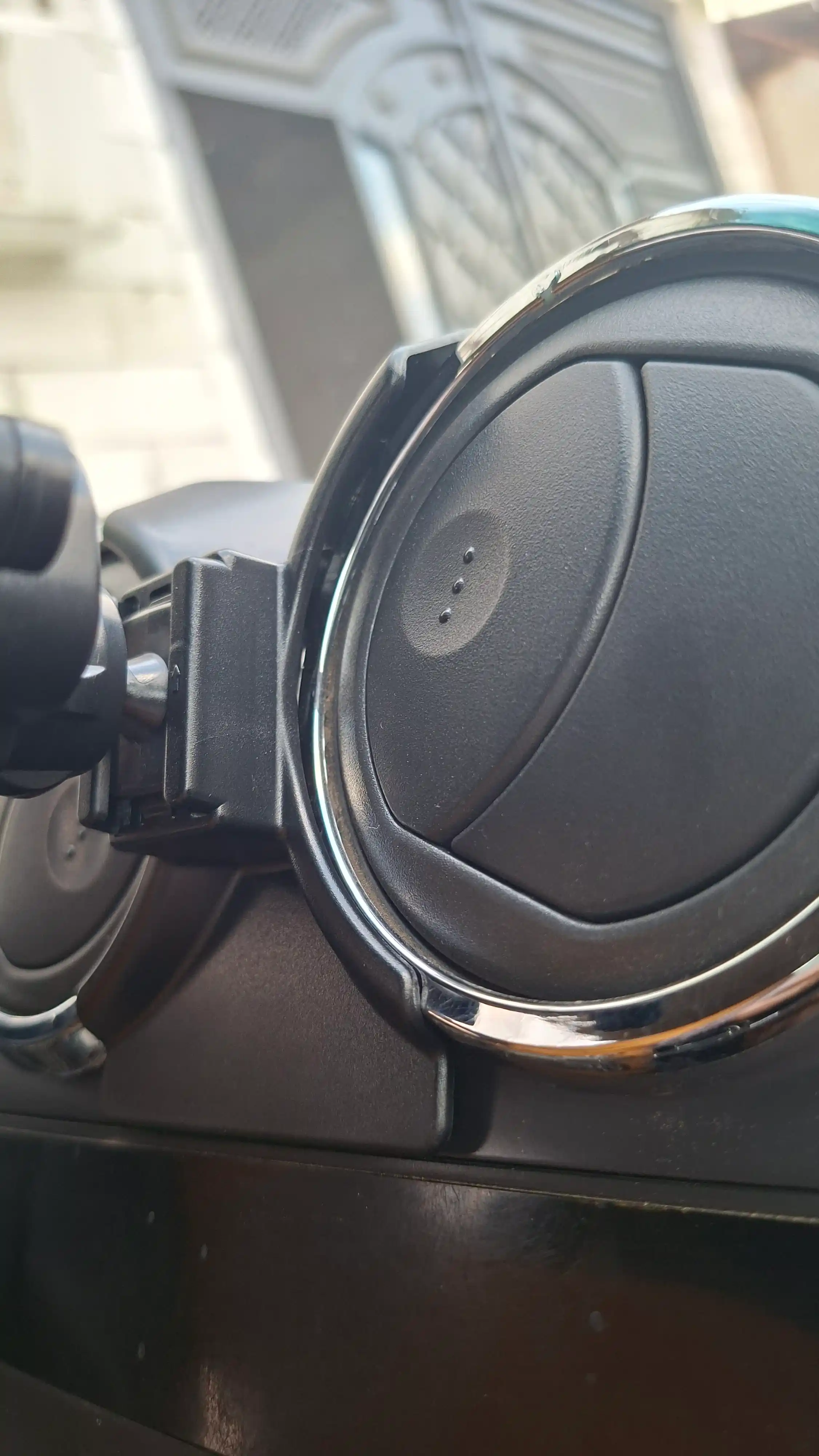 Chevrolet Nexia 3 uchun avtomobil telefon ushlagichi — gravitatsion kronshtyen