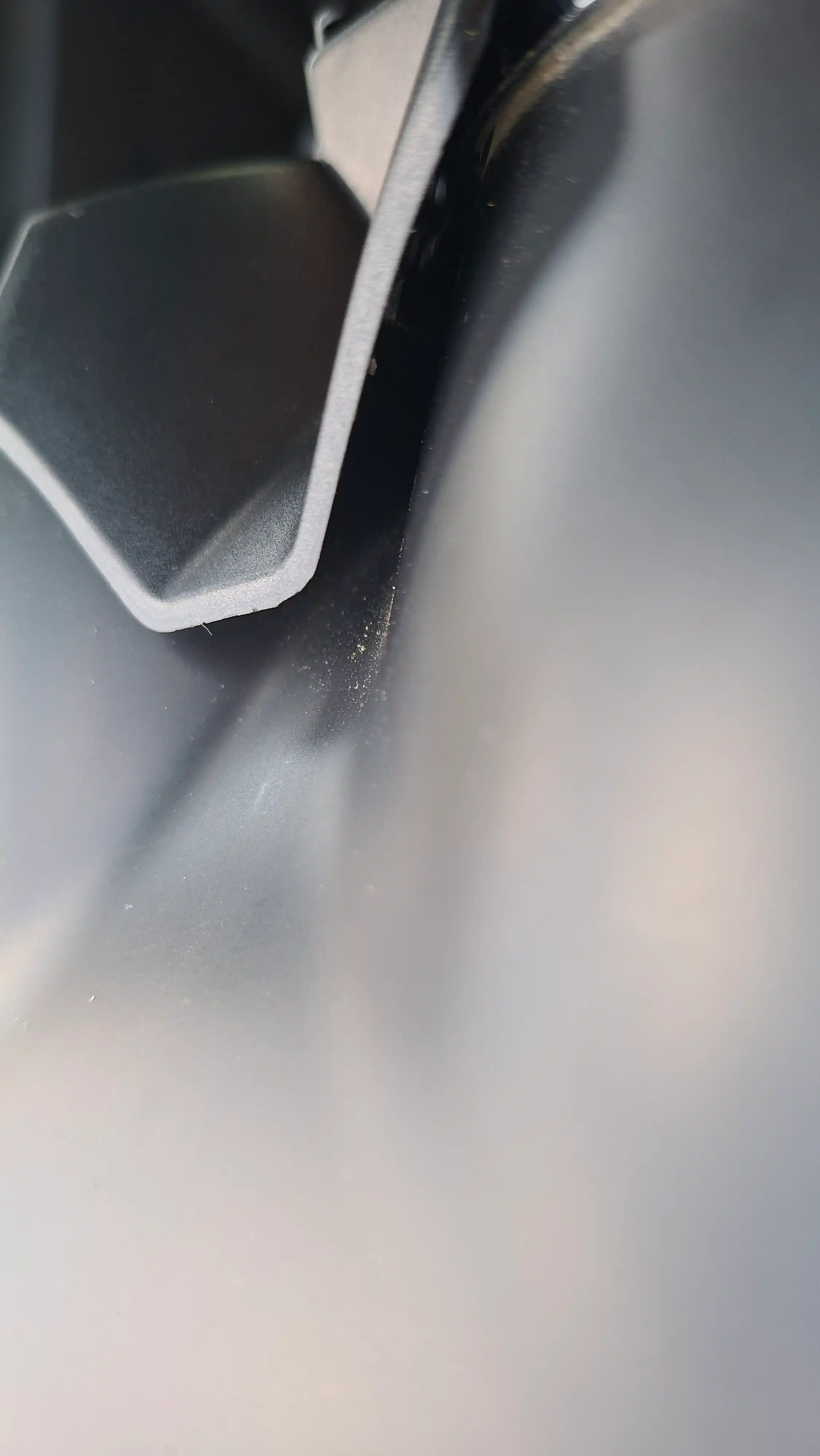 Chevrolet Nexia 3 uchun avtomobil telefon ushlagichi — gravitatsion kronshtyen