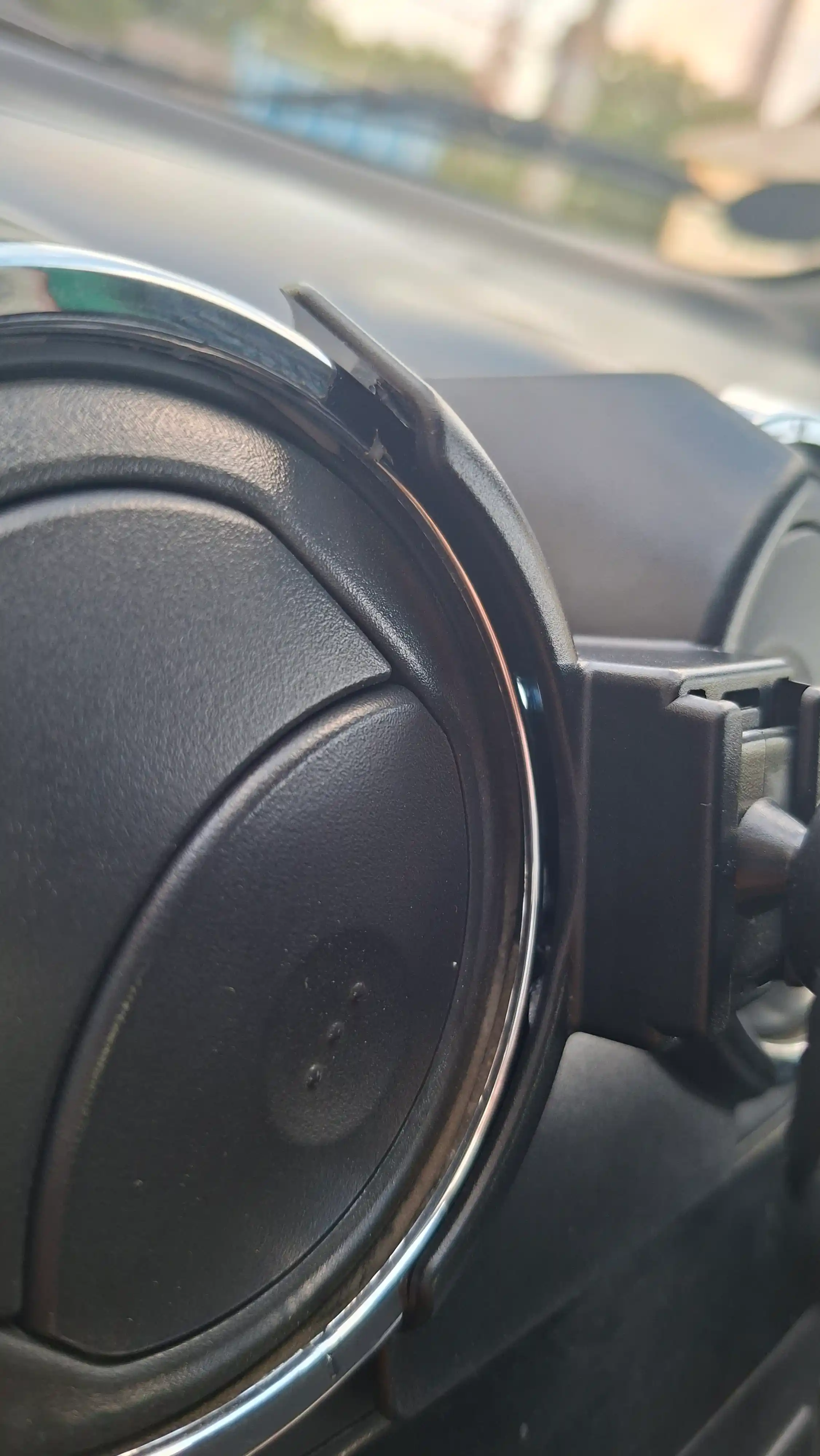 Chevrolet Nexia 3 uchun avtomobil telefon ushlagichi — gravitatsion kronshtyen