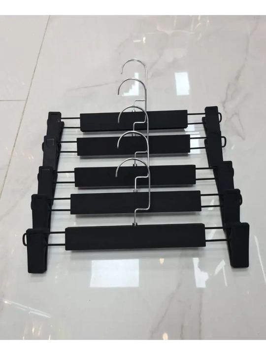 Ustki kiyimlar va shimlar uchun turli rangdagi plastmassa va metall ilgichlar