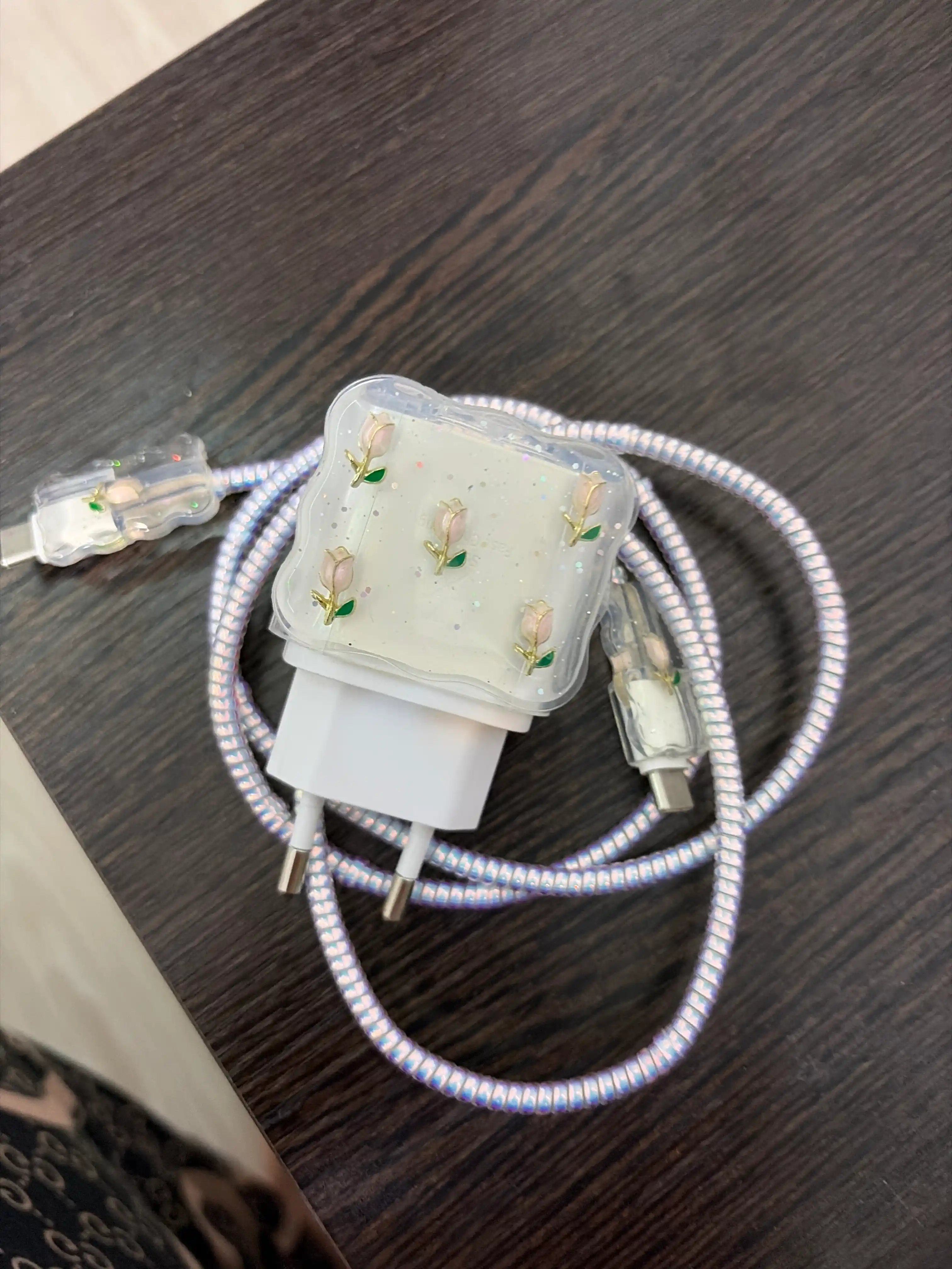 IPhone quvvatlagichi uchun himoya va bezak g‘ilofi, o‘lchami 3.8 x 4.5 x 2.4 sm
