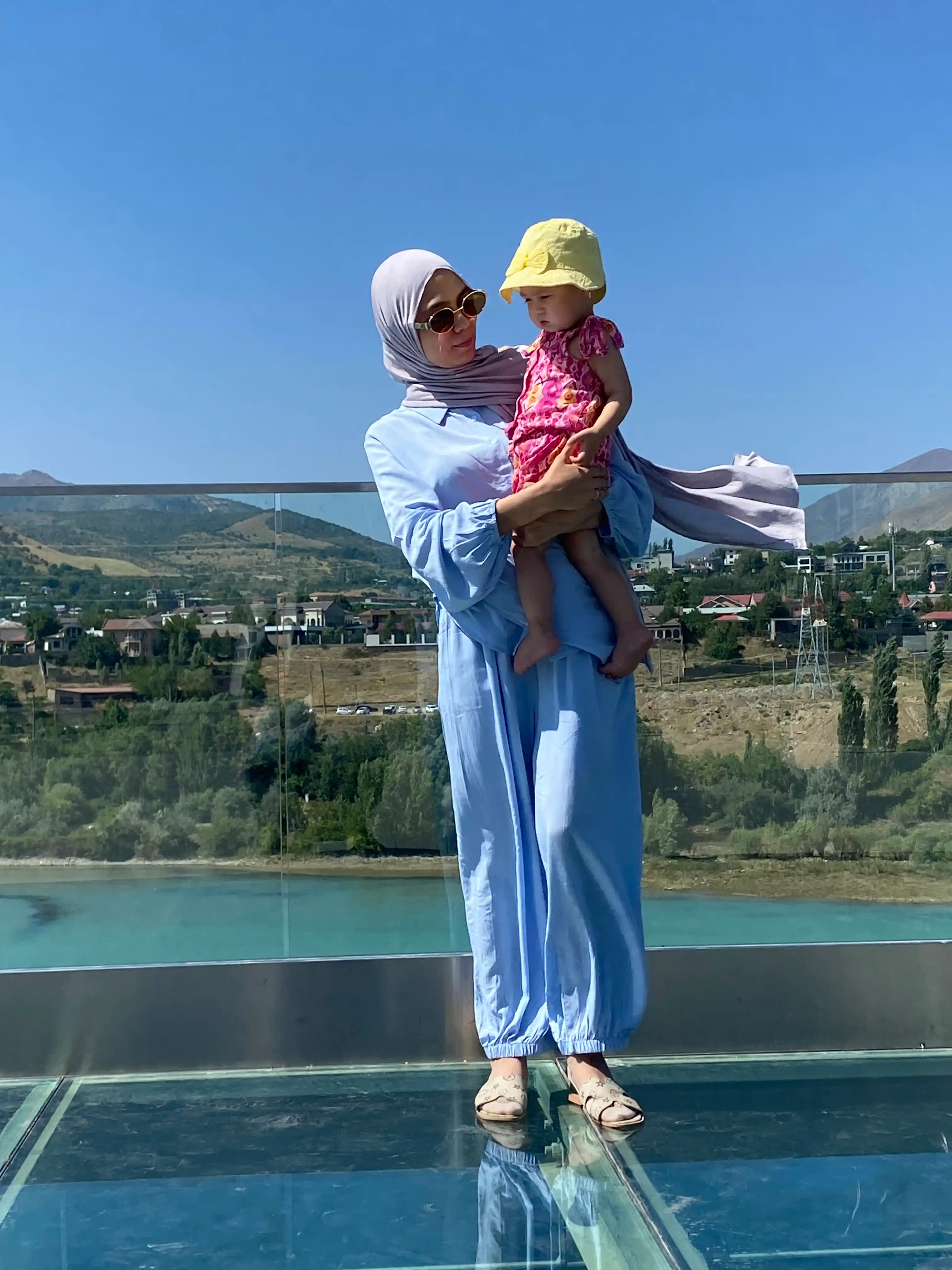 Ayollar uchun quyoshdan saqlovchi ko‘zoynak –  salfetkasi bilan