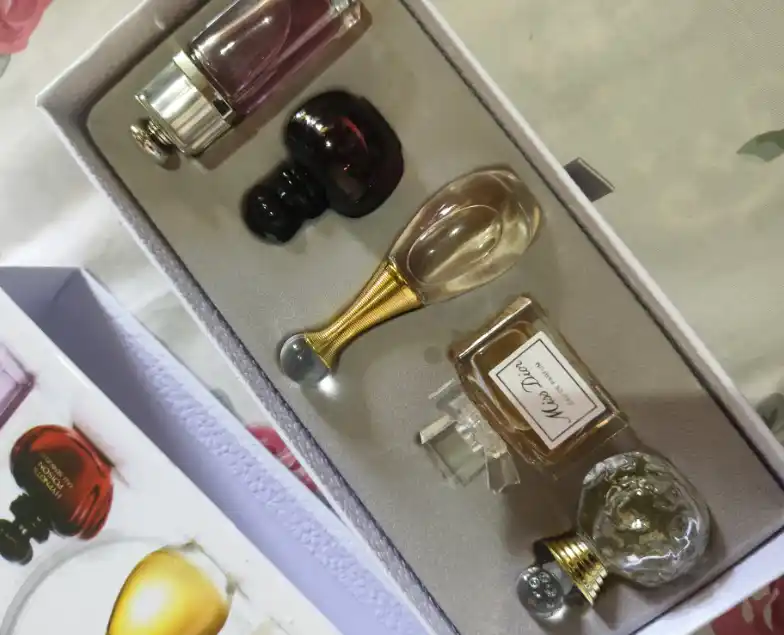 Sovg'a uchun atirlar to'plami Les Parfumes, ayollar va qizlar uchun, 5 tasi 1 da