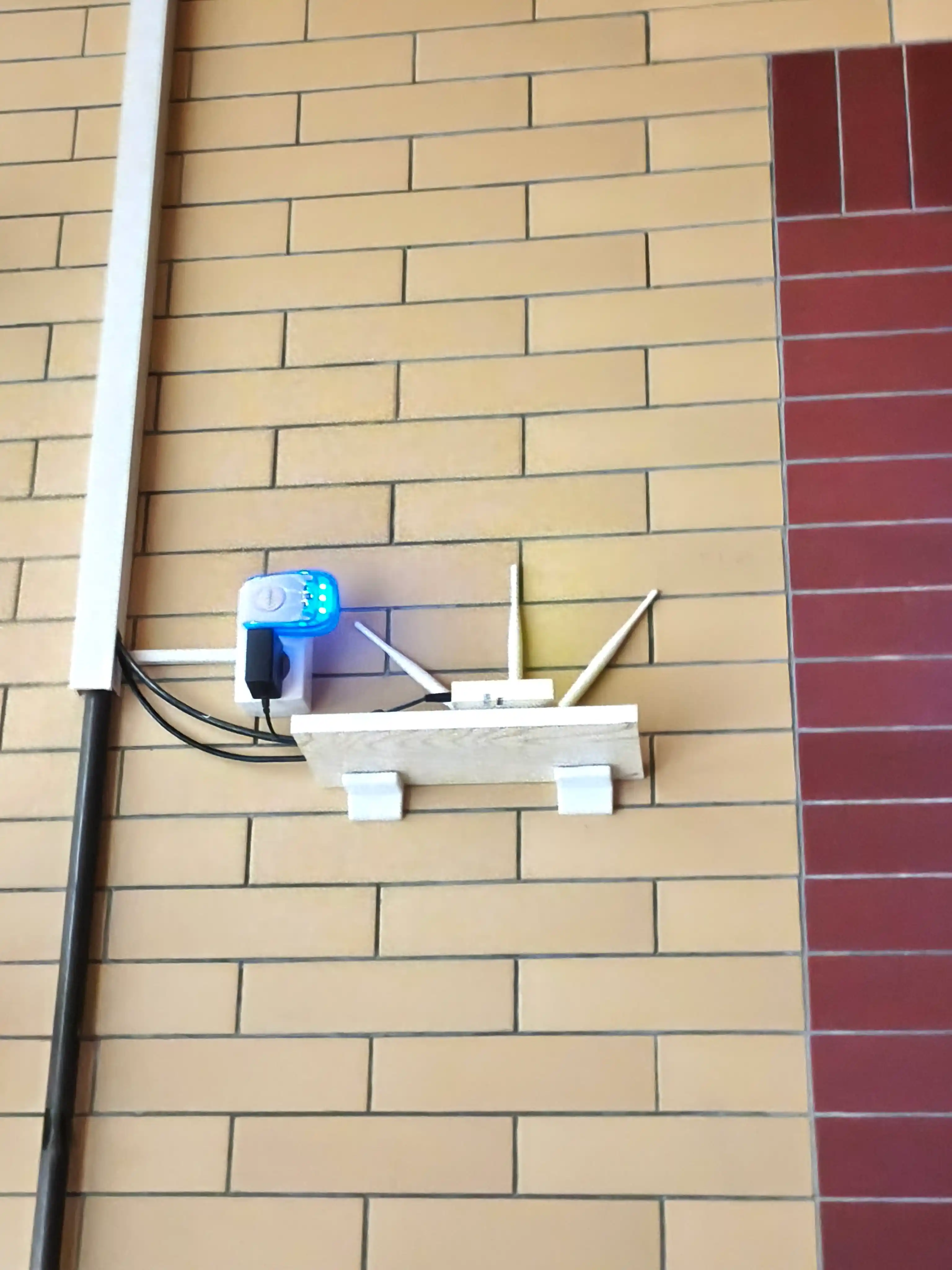 Aqlli kolonkalar va router uchun devoriy javon, texnika uchun modem-ixcham javon
