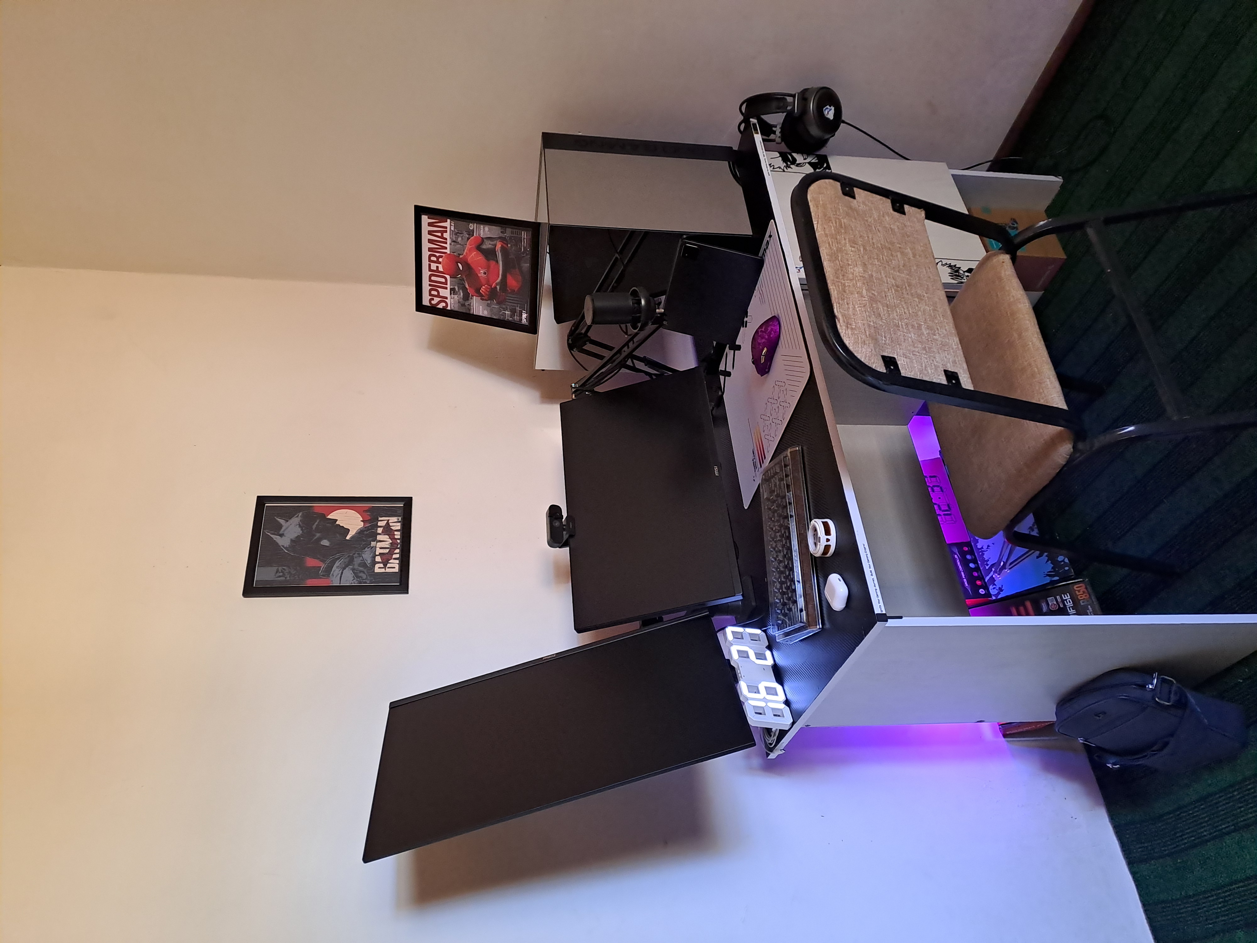 Микрофон конденсаторный игровой с подсветкой RGB с кронштейном, с поп-фильтром для стримов