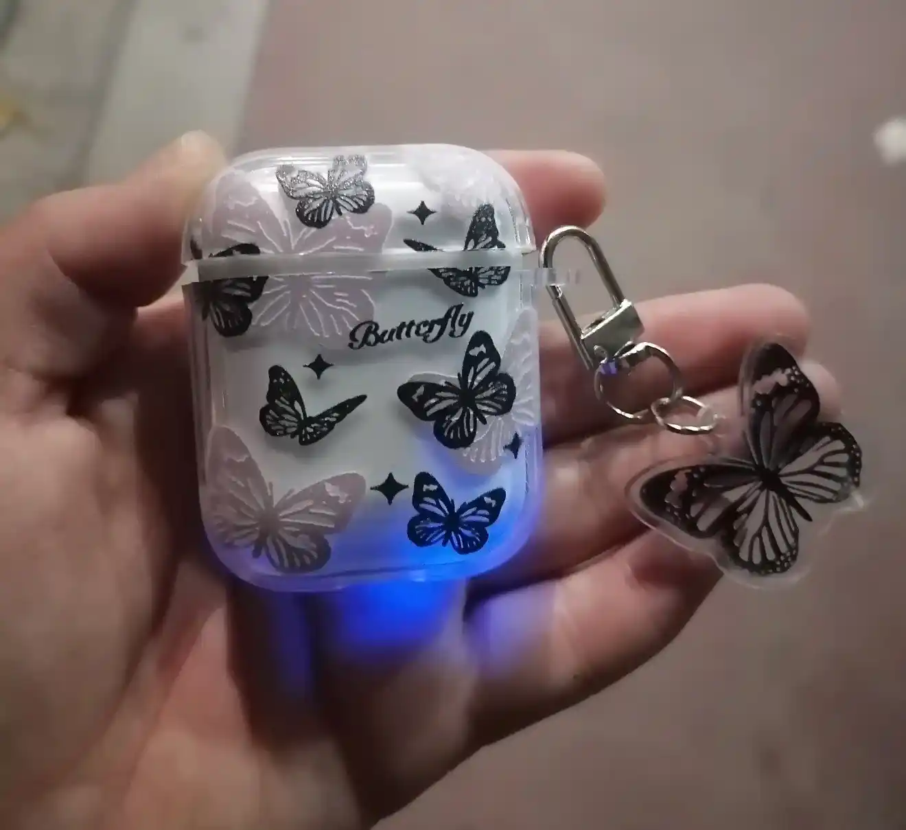 Стильный чехол для AirPods Pro, AirPods Pro 2, AirPods 3, AirPods 4 с карабином
