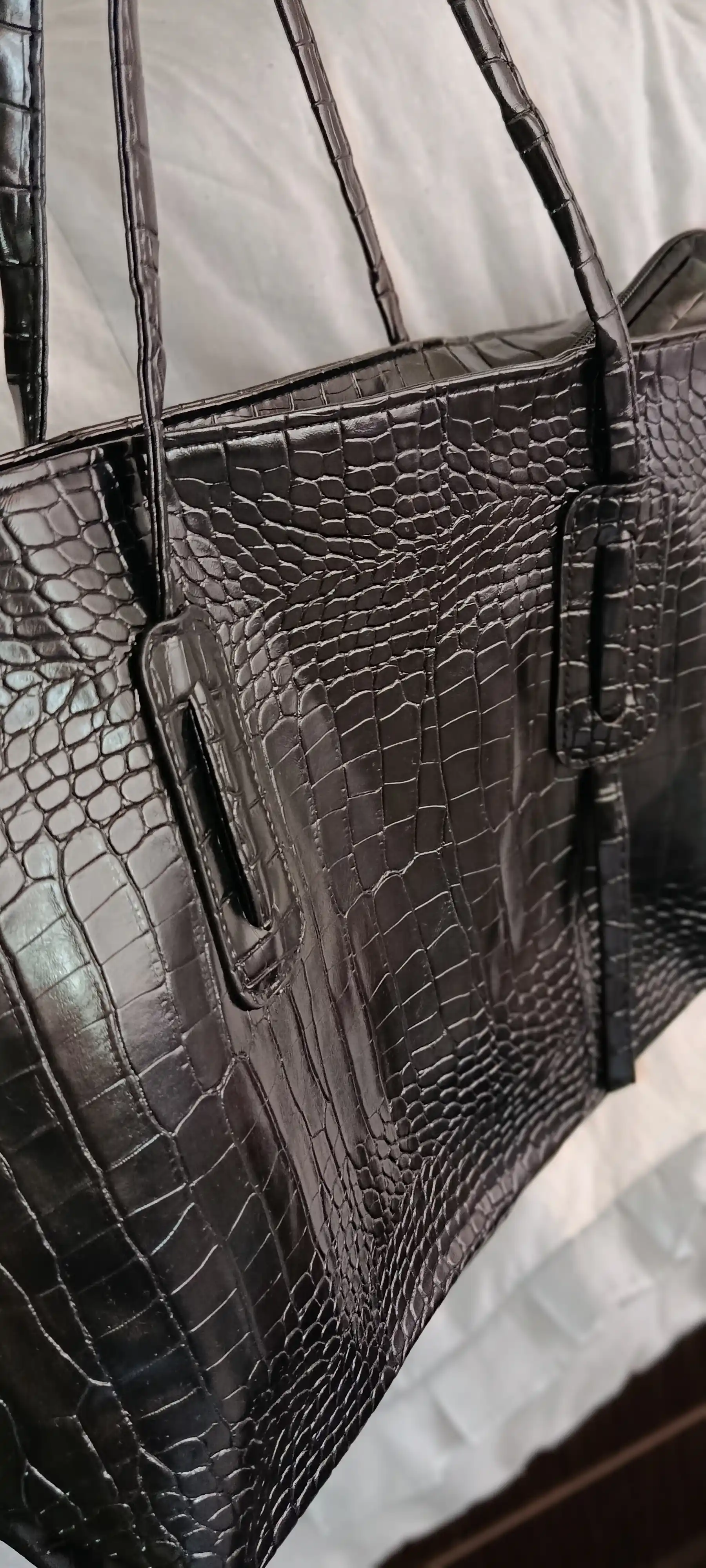 Ayollar uchun laklangan shopper sumka ZARMINA, eko-charm, krokodil teksturali, qora