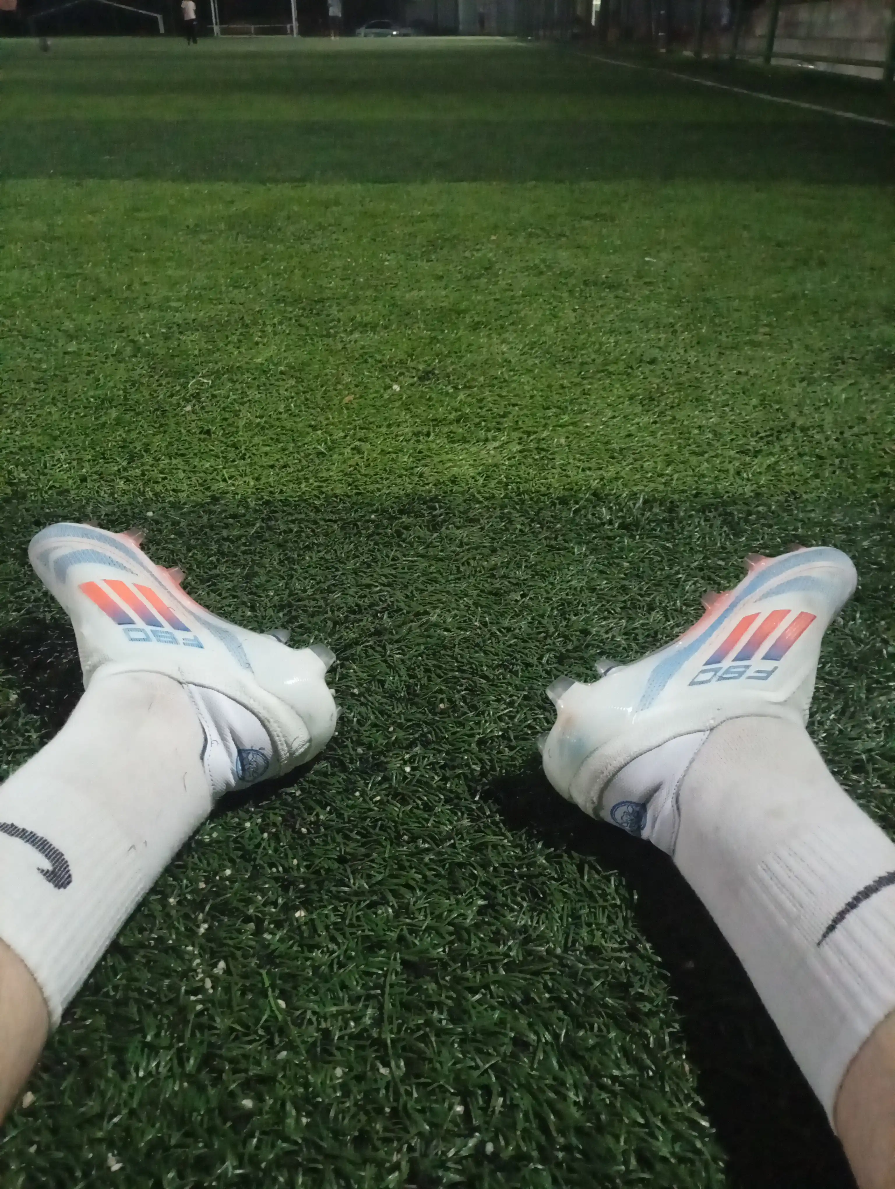 Butsalar F50 futbol: sorokonojka va shipli tag, yengil, zal va maydon uchun, 35–45, ipsiz