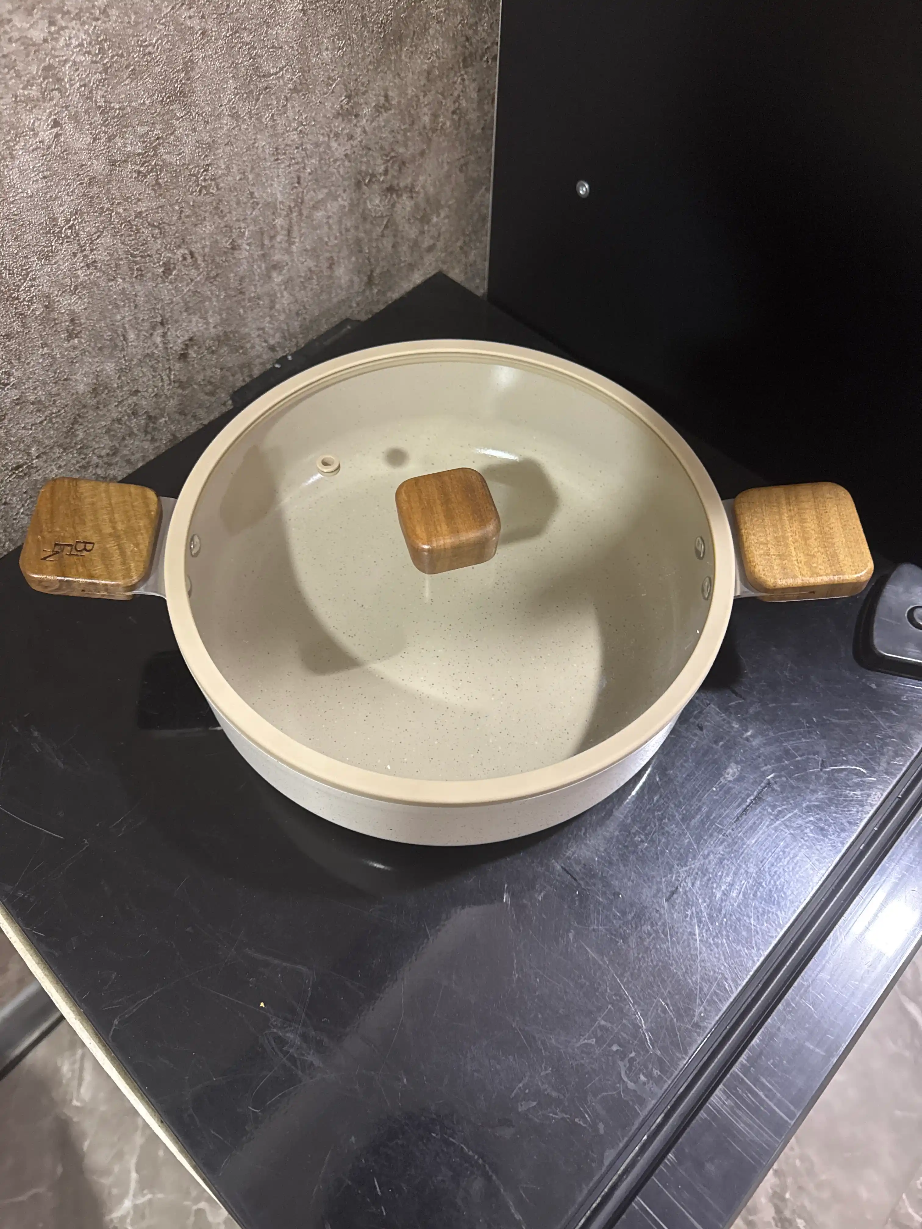 NEOFLAM Quyma alyuminiydan yasalgan qozon, keramik qoplamali, shisha qopqoqli, induksion