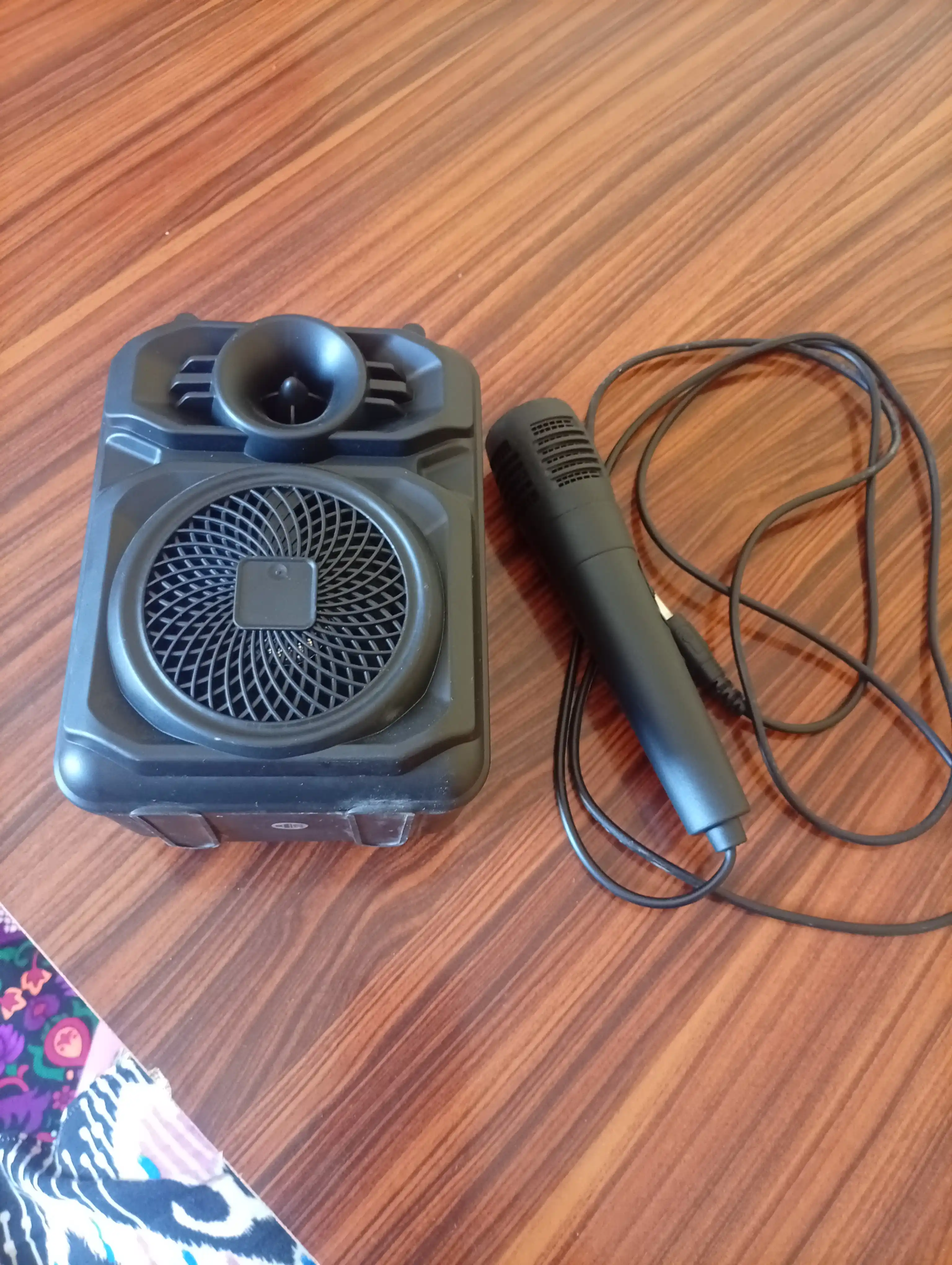 Simsiz katta karnay, karaoke musiqasi, mikrofon, pult va RGB yoritgich