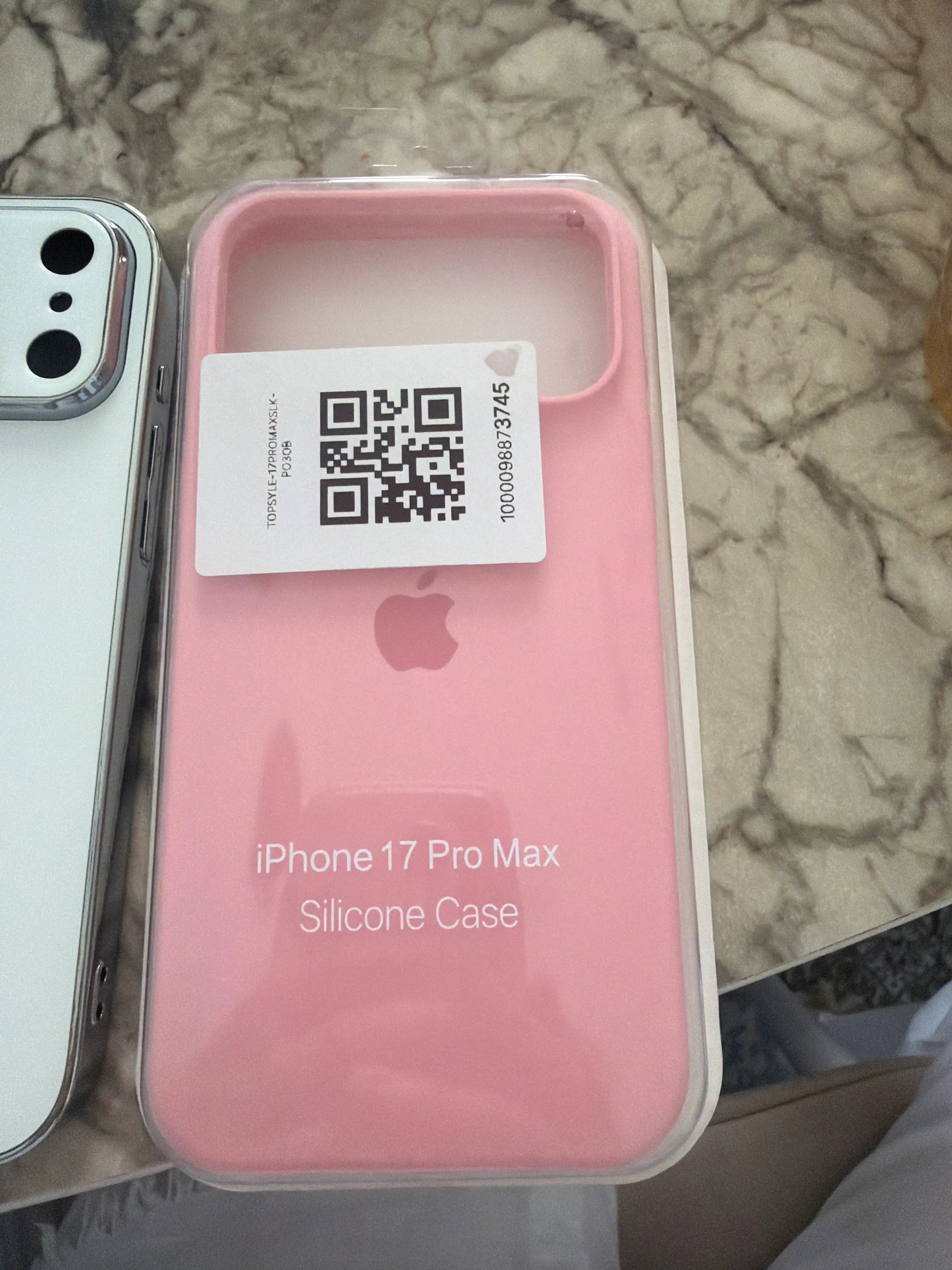 Силиконовый чехол с логотипом для iPhone 17 Pro Max/18 Pro Max бортик 1.5 мм