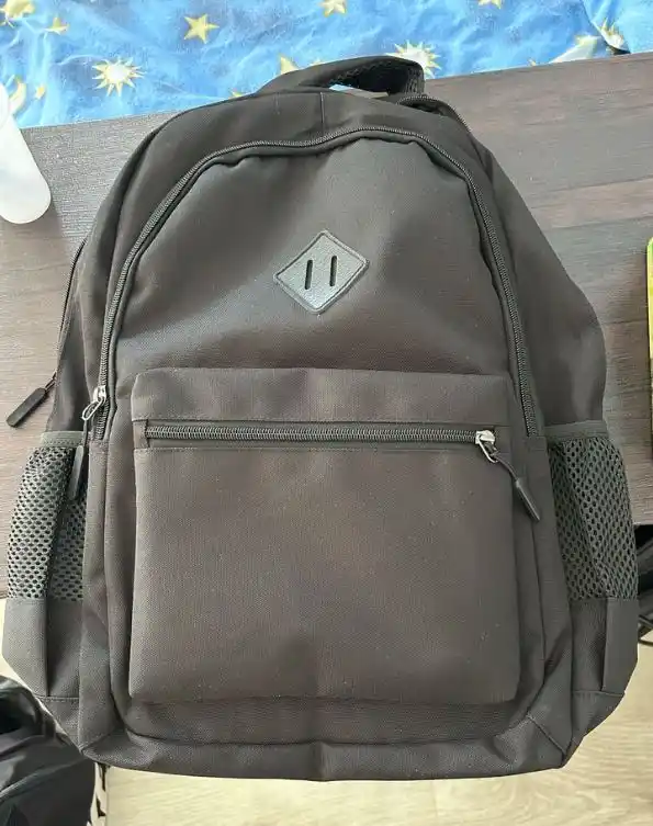 Maktab, o'qish, sport va sayohat uchun USB portli ko'p qirrali qora maktab ryukzagi.