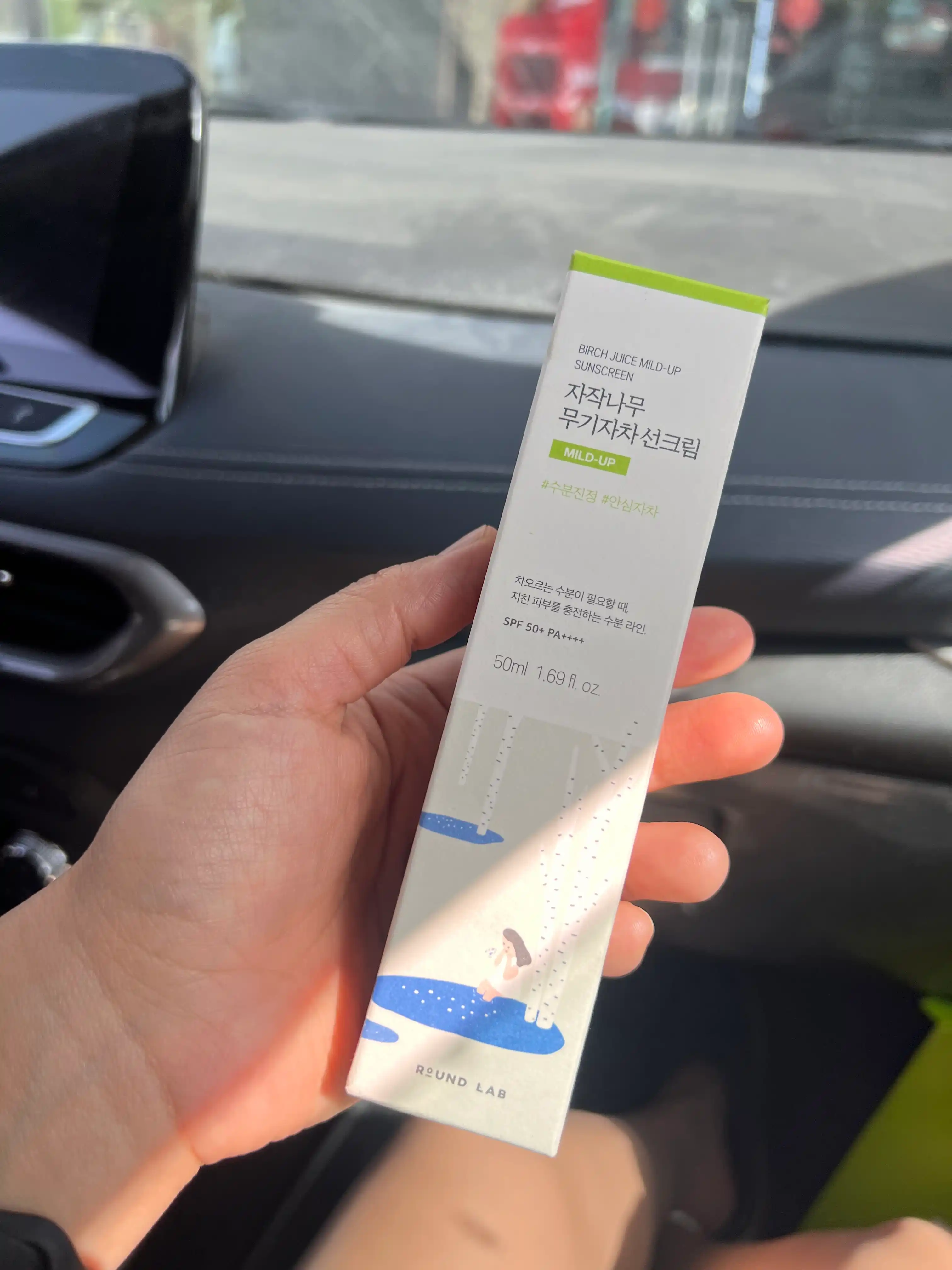 Mineral quyoshdan himoya kremi Round Lab Birch Juice Moisturizing Mild-Up Sunscreen SPF50+