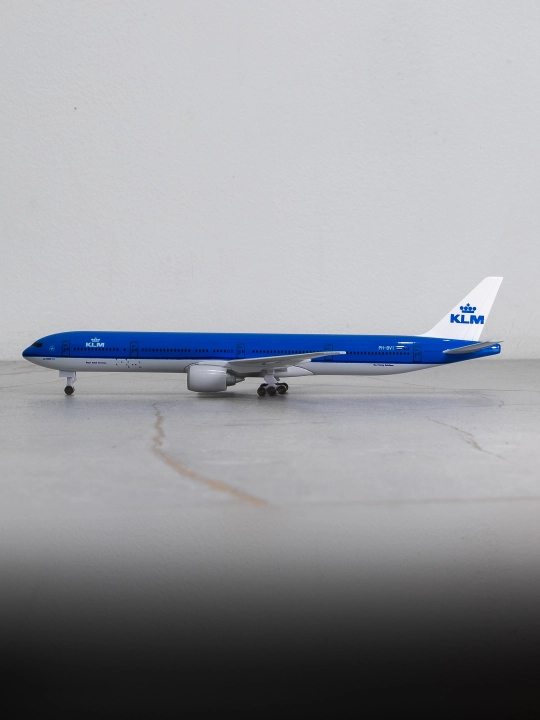Модель самолёта Boeing 777, авиакомпания KLM Royal Dutch, 20 см, металл+пластик, шасси