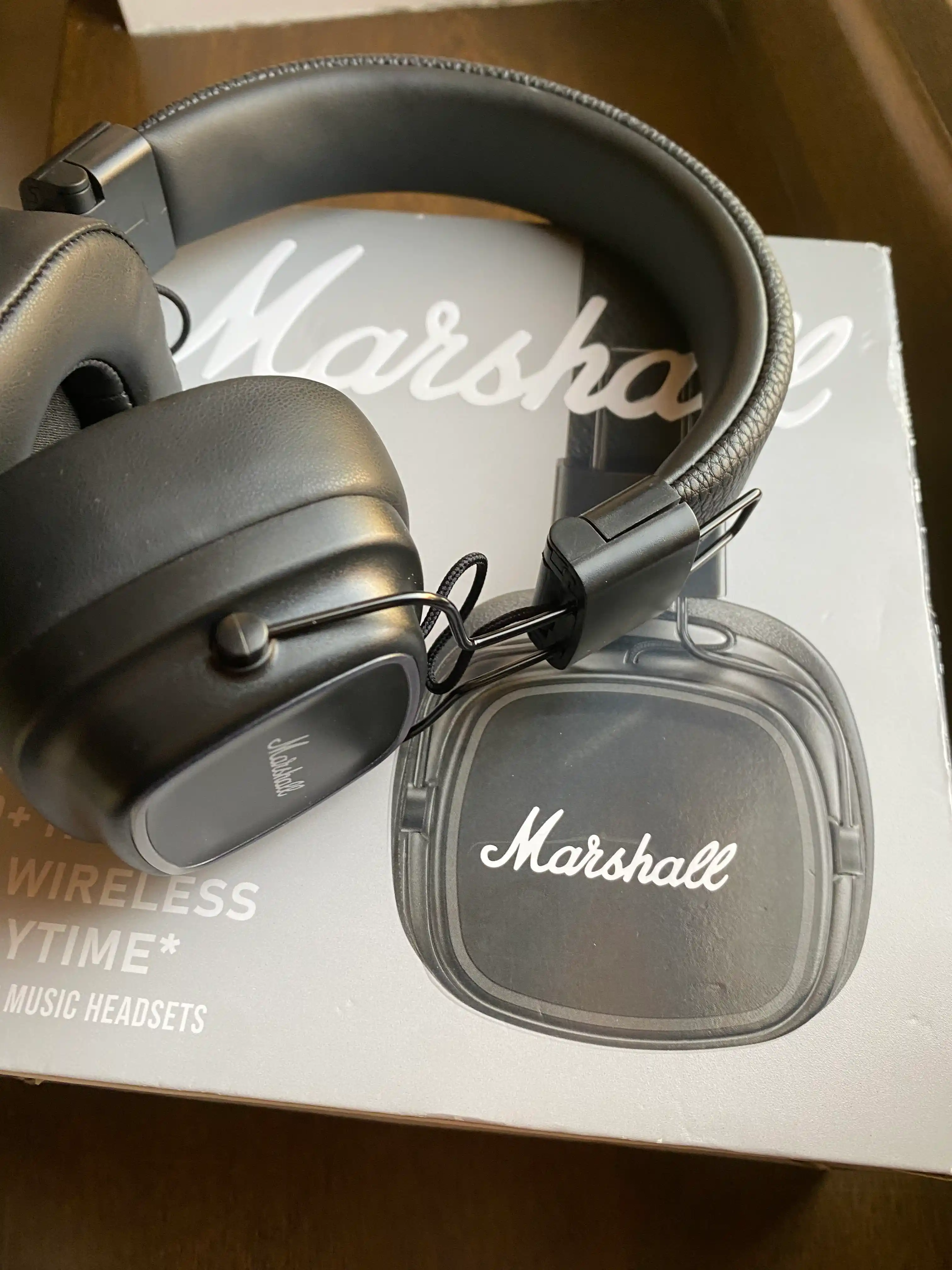 Simsiz Marshall Major IV Bluetooth quloqchinlari, 80 soatgacha ishlaydi