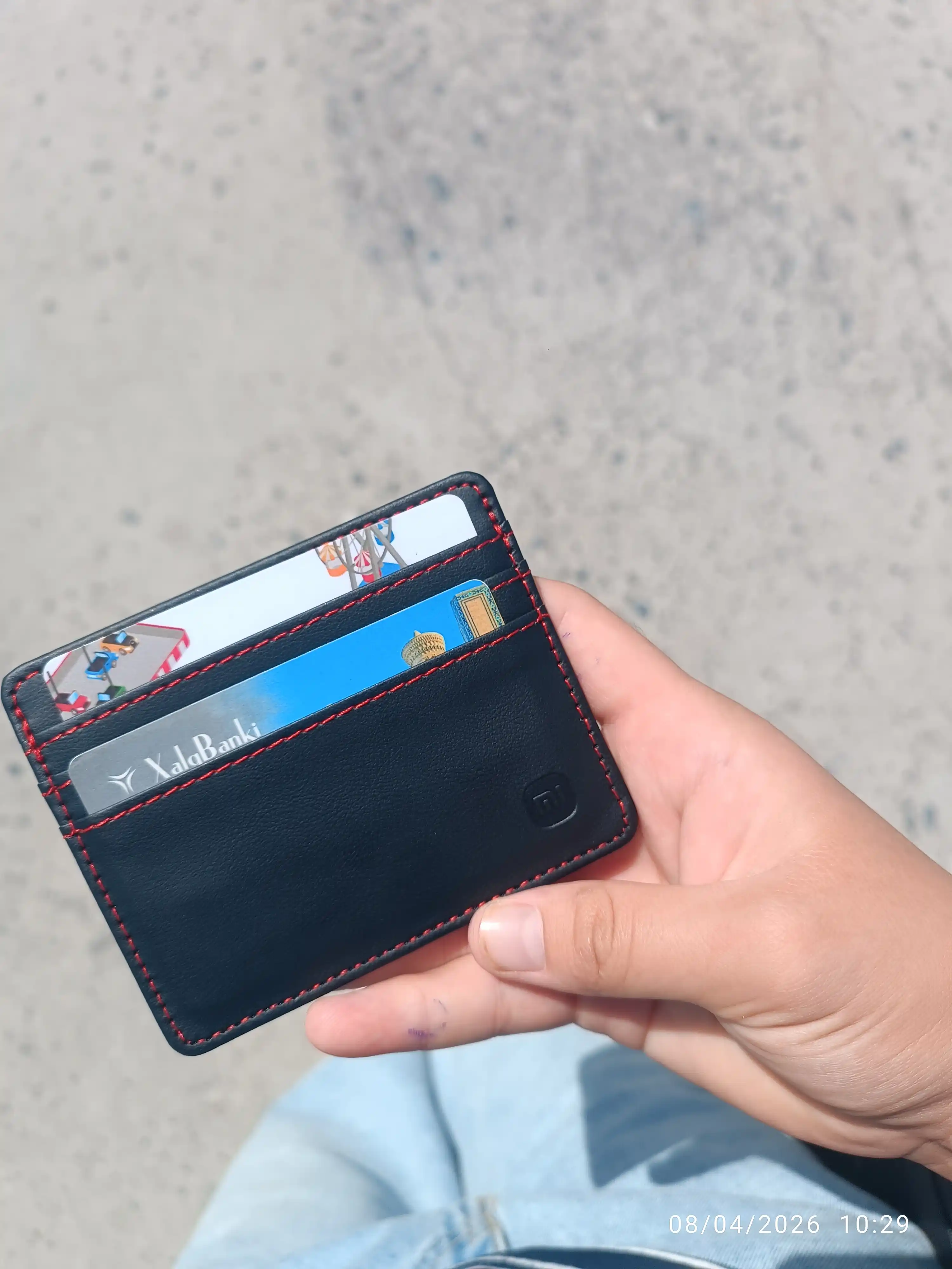 Ekoteridan ishlangan, 3 ta kartaga va naqd pulga mo‘ljallangan zamonaviy va ixcham kartmon