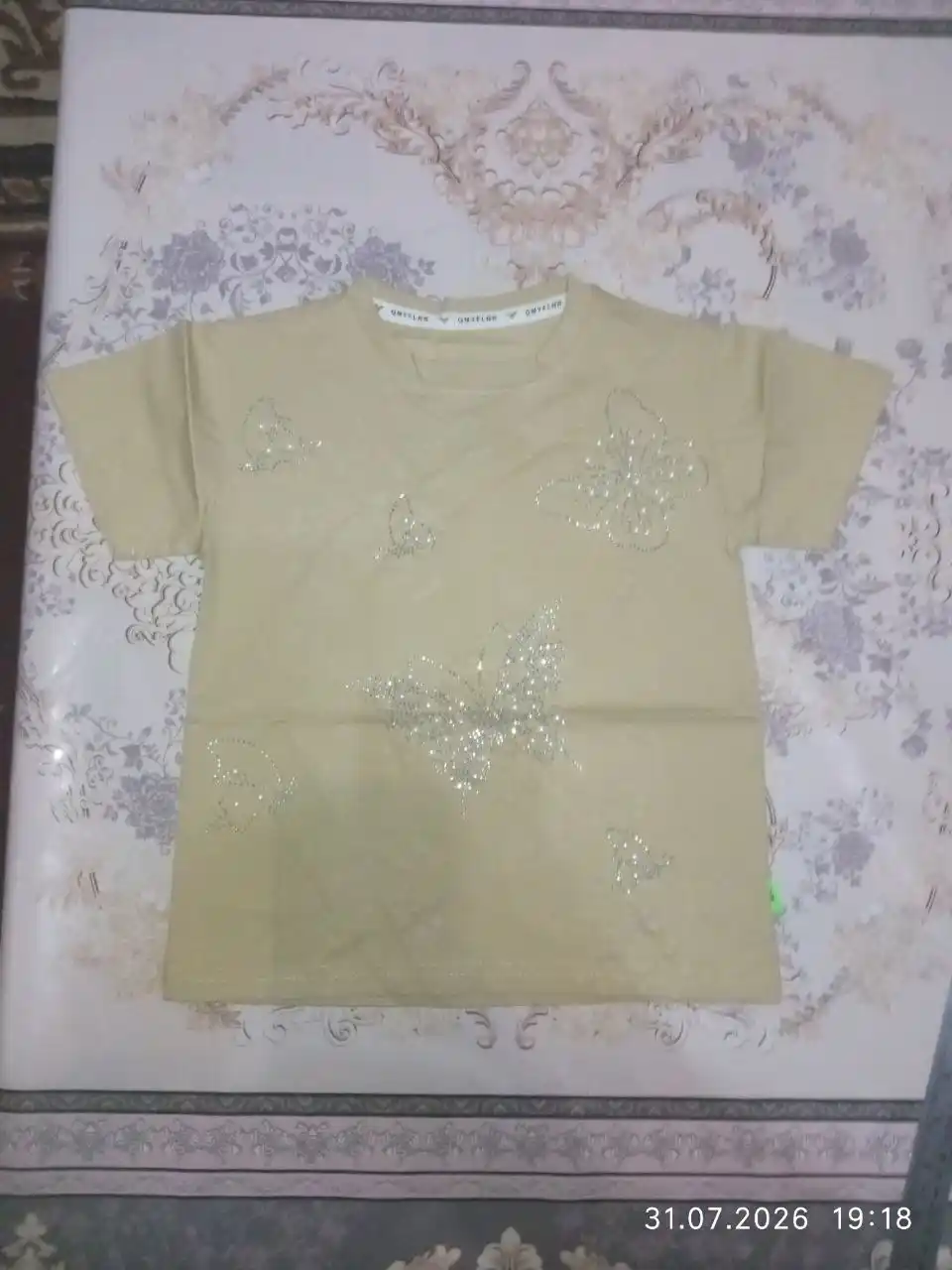 Футболка для девочки 3-4 лет со стразами, хлопок, летняя кремовая с коротким рукавом