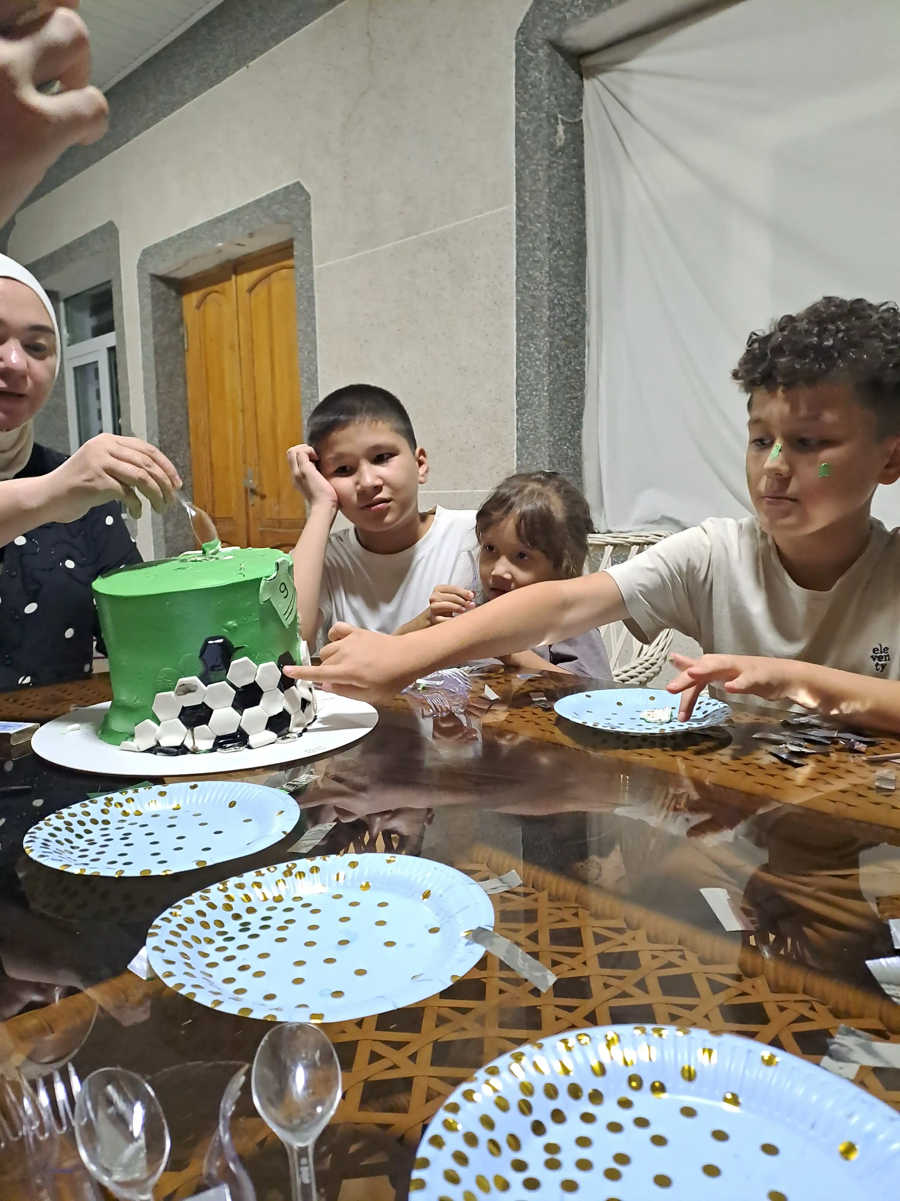 Bir martalik idishlar to‘plami, karton. 10 donadan likopcha, stakan, salfetkalar to‘plami