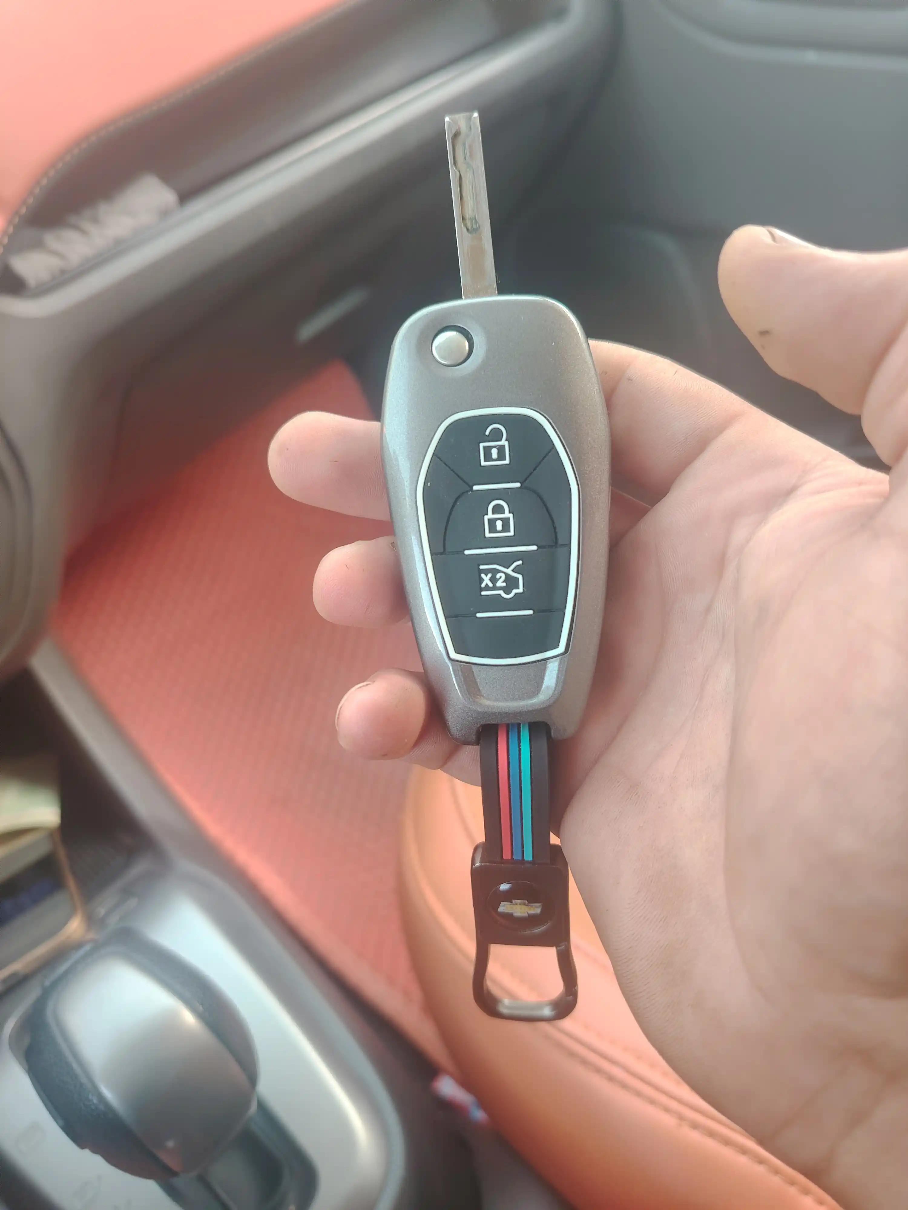 Magicar va avto pultlar uchun metall g‘ilof - qora va xrom rangda, sifatli brelok bilan