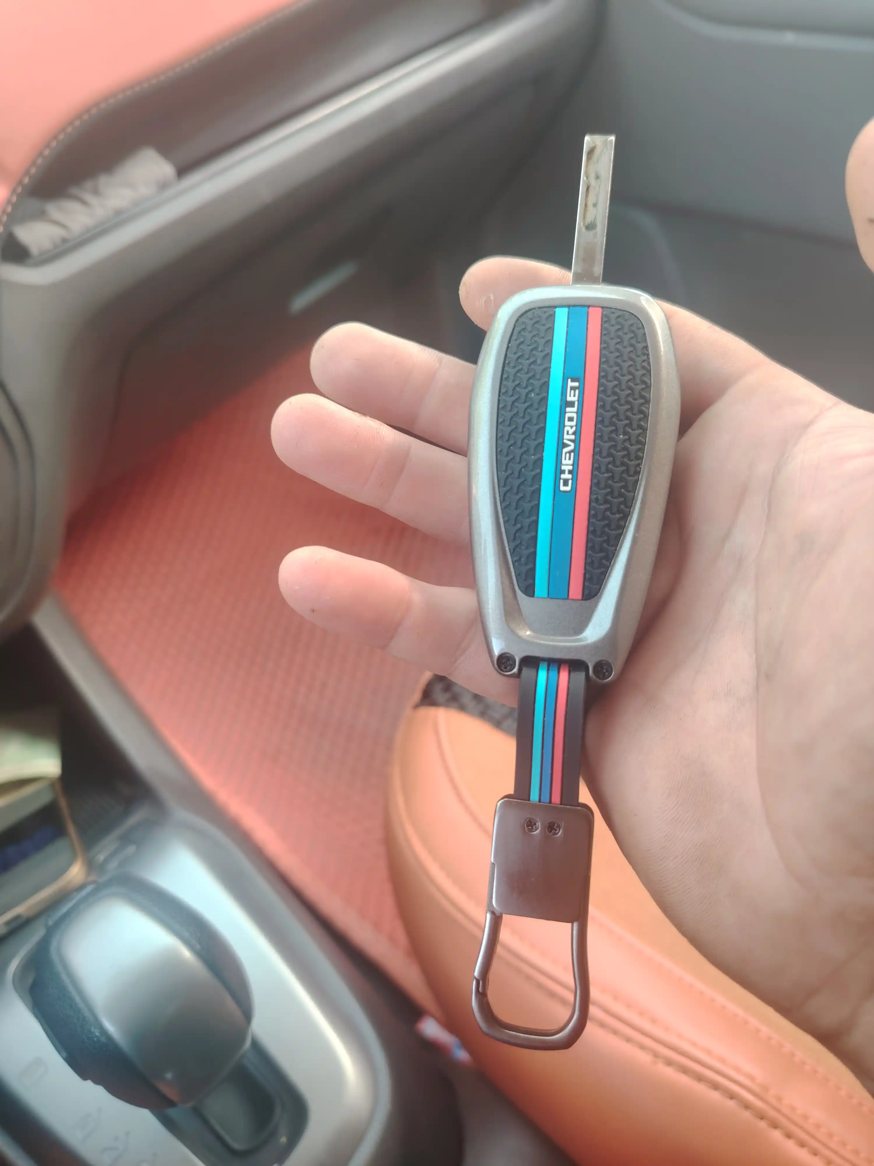 Magicar va avto pultlar uchun metall g‘ilof - qora va xrom rangda, sifatli brelok bilan
