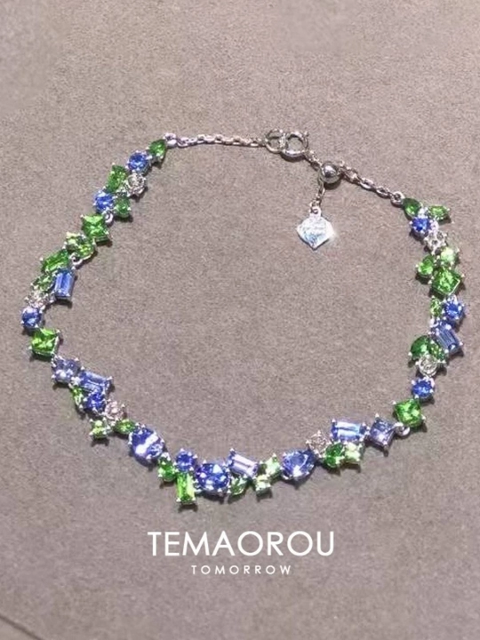 Ayollar taqinchoqlari, marjon, zirak, choker, braslet, bijuteriya, taqinchoqlar to‘plami