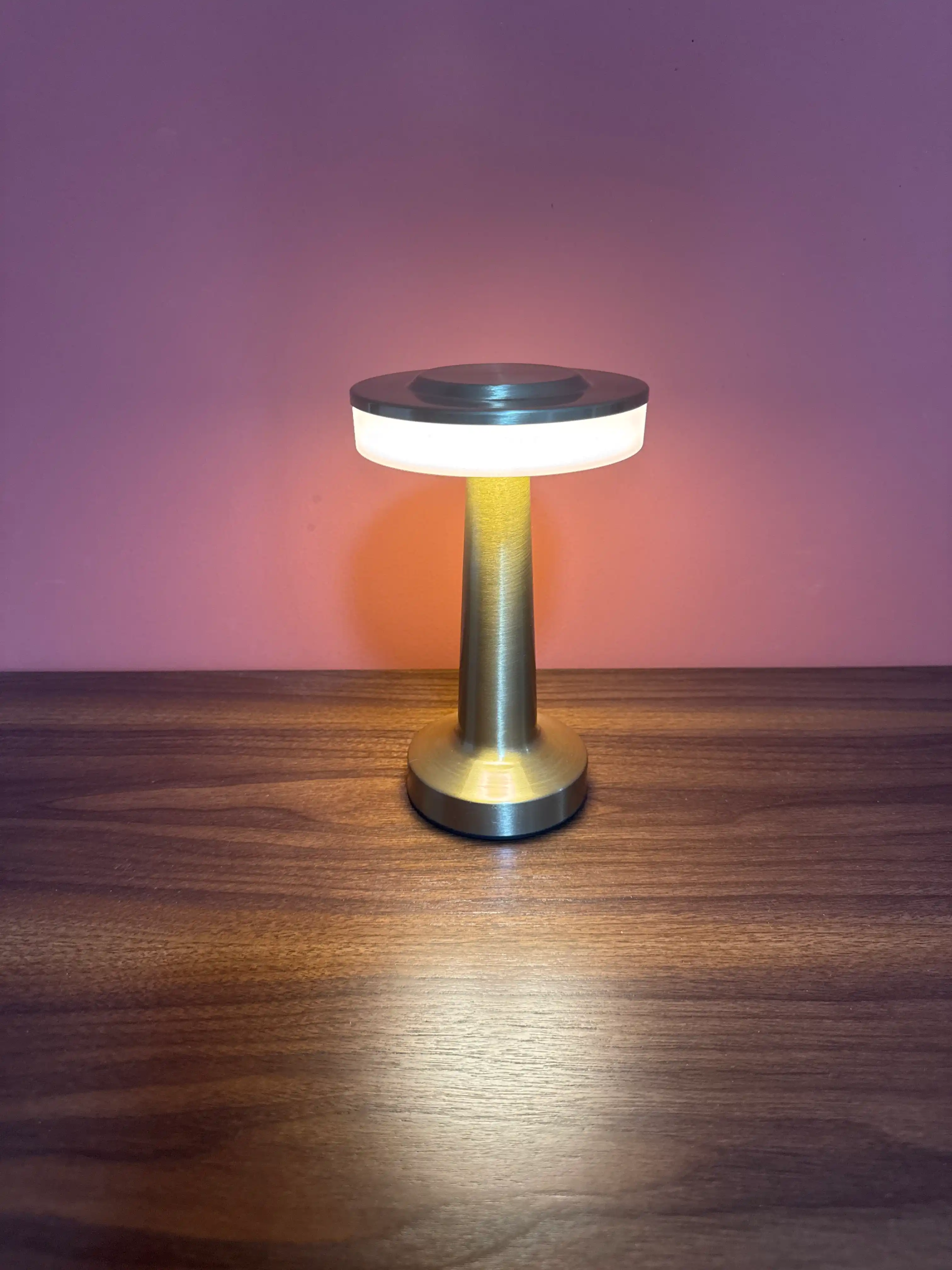 LED stol lampasi Pronto CCT, energiya tejamkor, zamonaviy dizaynli chiroq