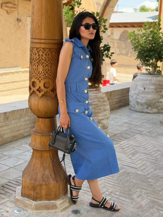 Ayollar uchun nafis ko‘k midi ko‘ylak – yengsiz, tugmali, kundalik model - 