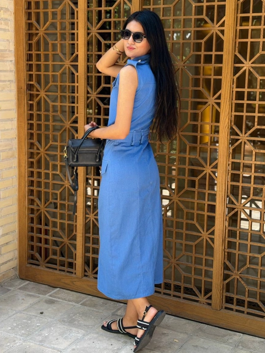 Ayollar uchun nafis ko‘k midi ko‘ylak – yengsiz, tugmali, kundalik model