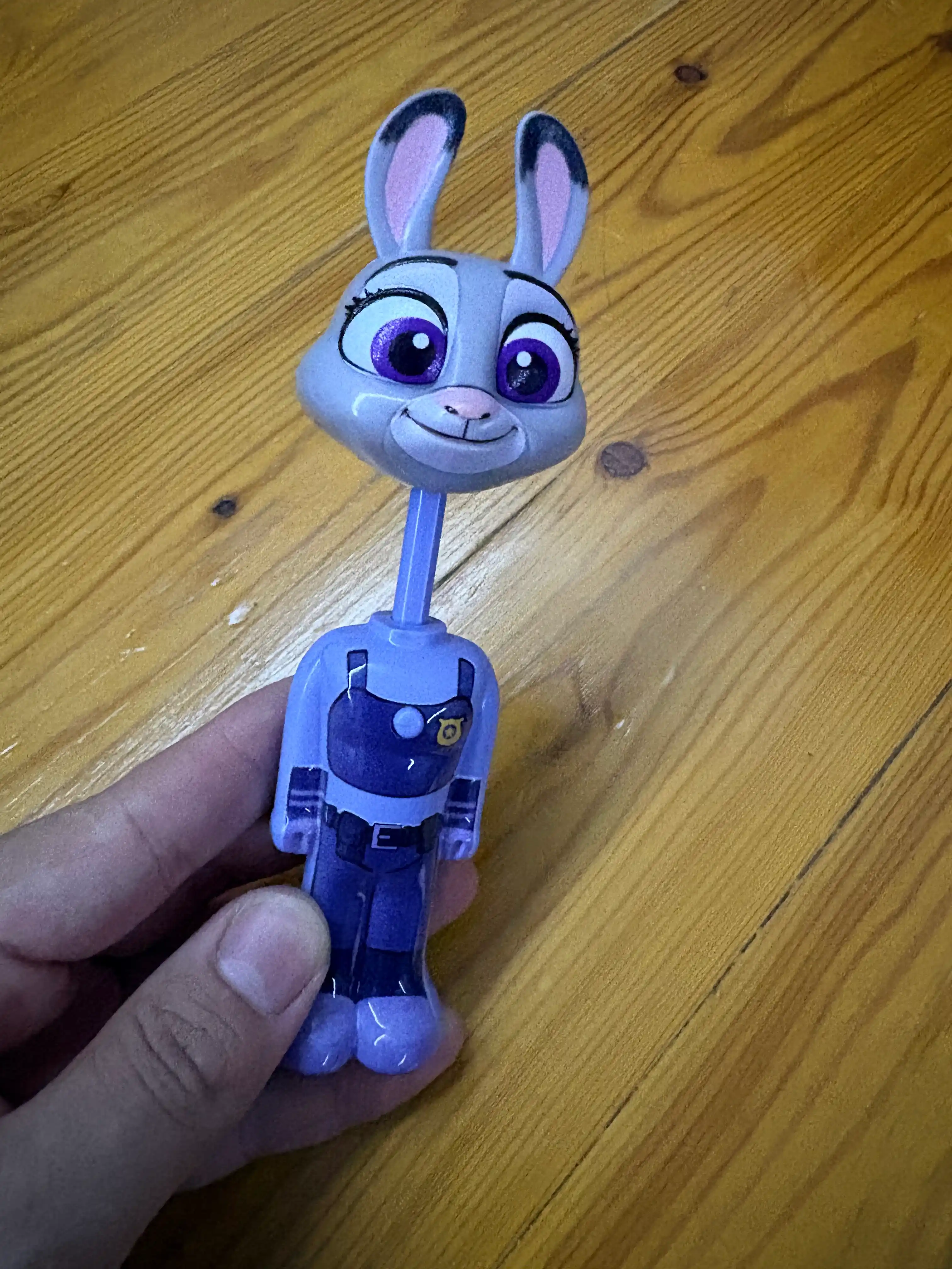Zootopia multfilmi qahramoni ko‘rinishidagi bolalar tish cho‘tkasi