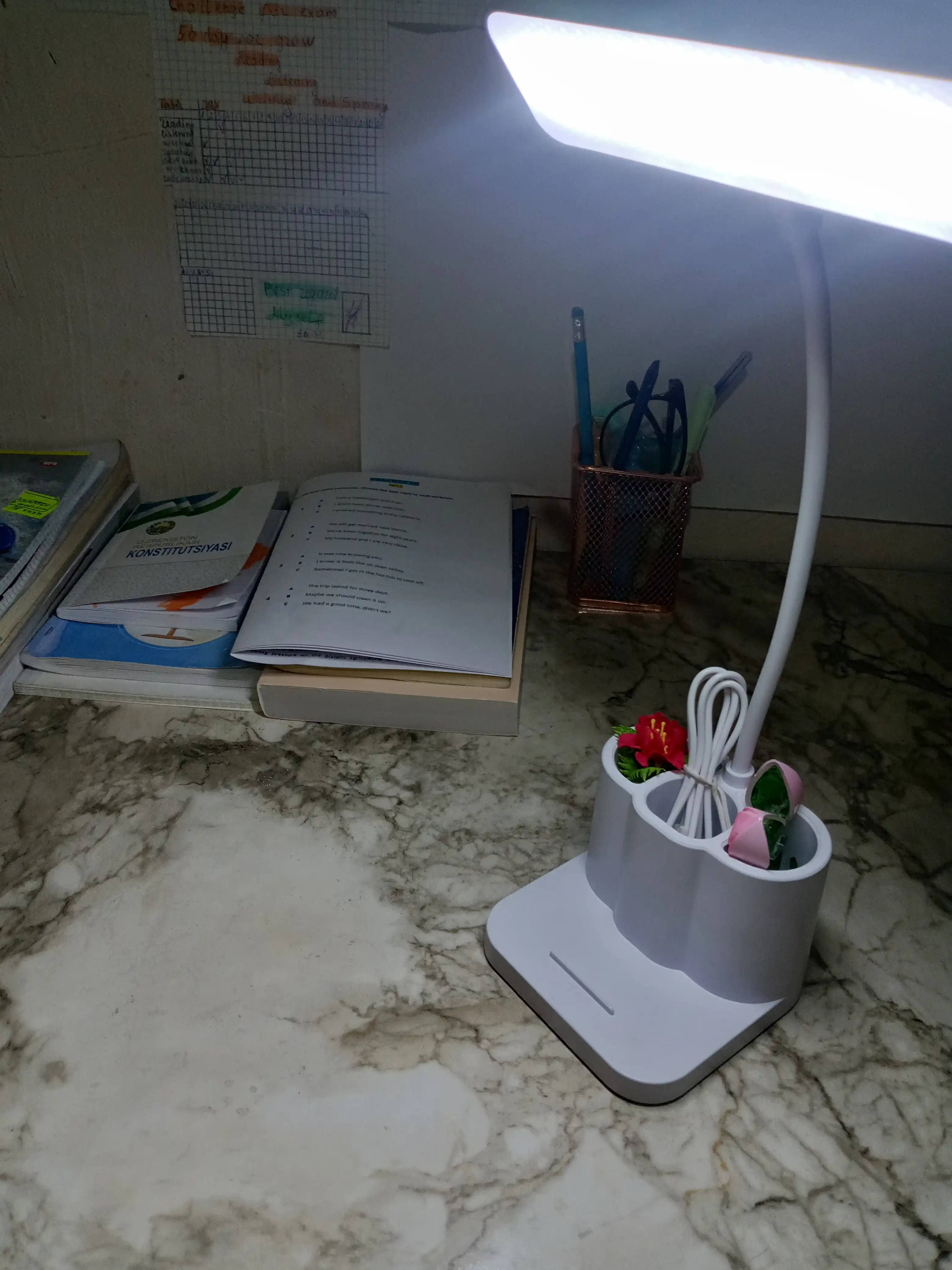 Akkumulyatorli LED stol lampasi, sensorli, yorqinlikni sozlash va USB bilan, organayzer